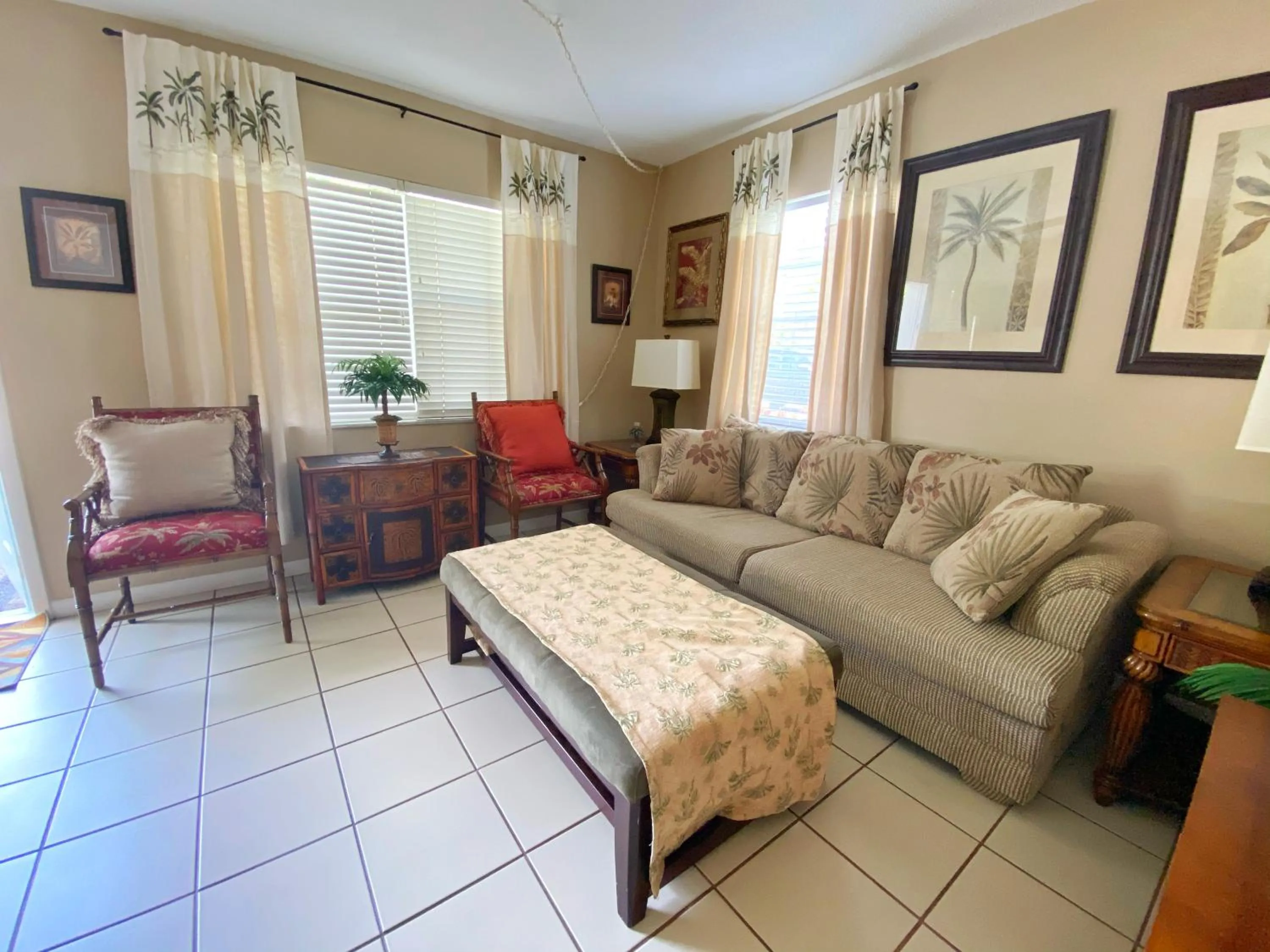 Living room in BeachTrail Lodging