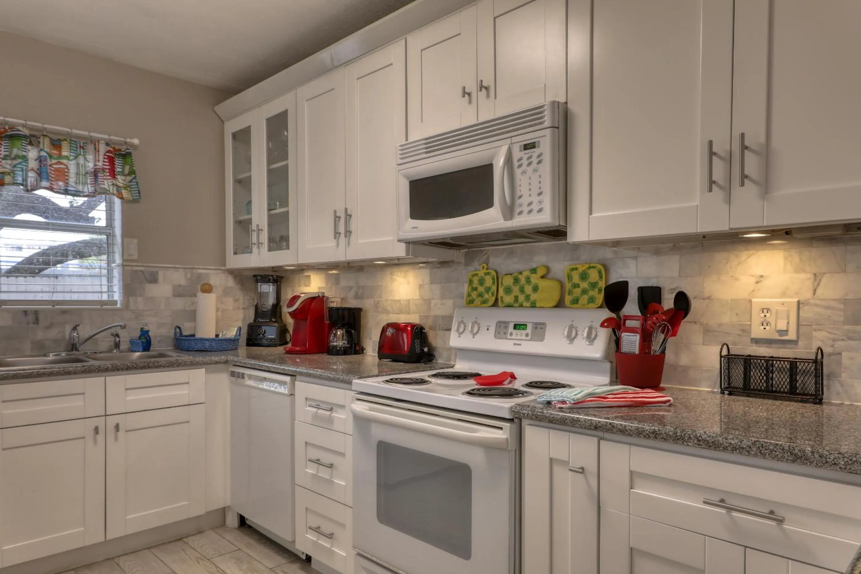 Coffee/tea facilities in BeachTrail Lodging