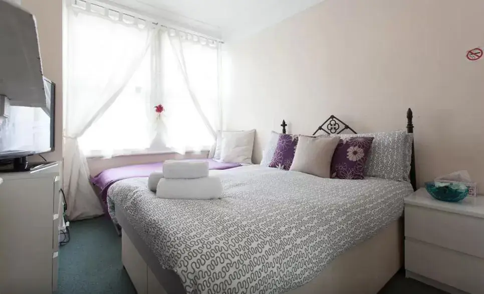 Double or Twin Room with Shared Bathroom in Home2Home-Rooms Double or Twin Room with Shared Bathroom in Home2Home-Rooms