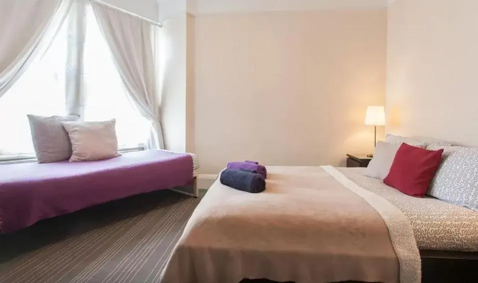 Quadruple Room with Shared Bathroom in Home2Home-Rooms Quadruple Room with Shared Bathroom in Home2Home-Rooms