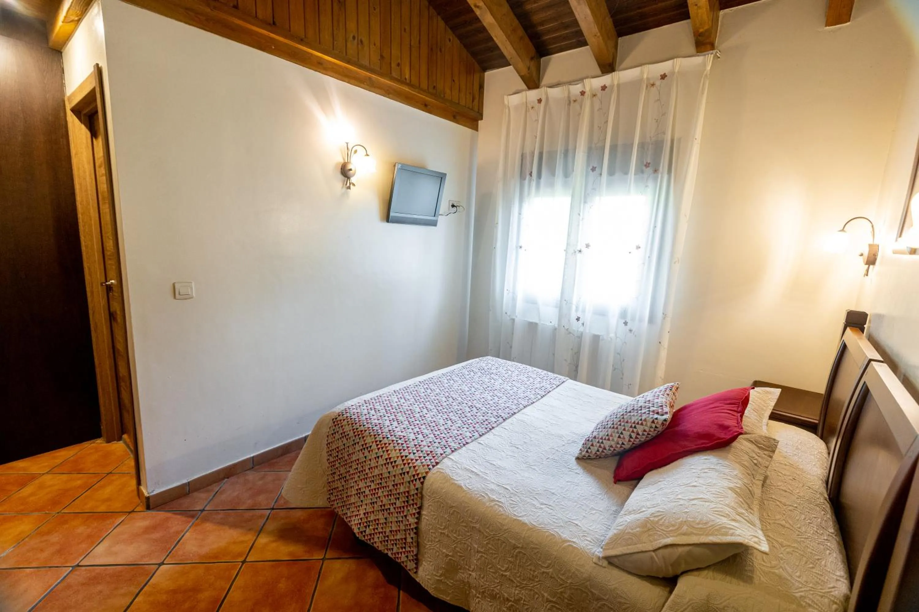 Decorative detail, Bed in Apartamentos El Pedrayu