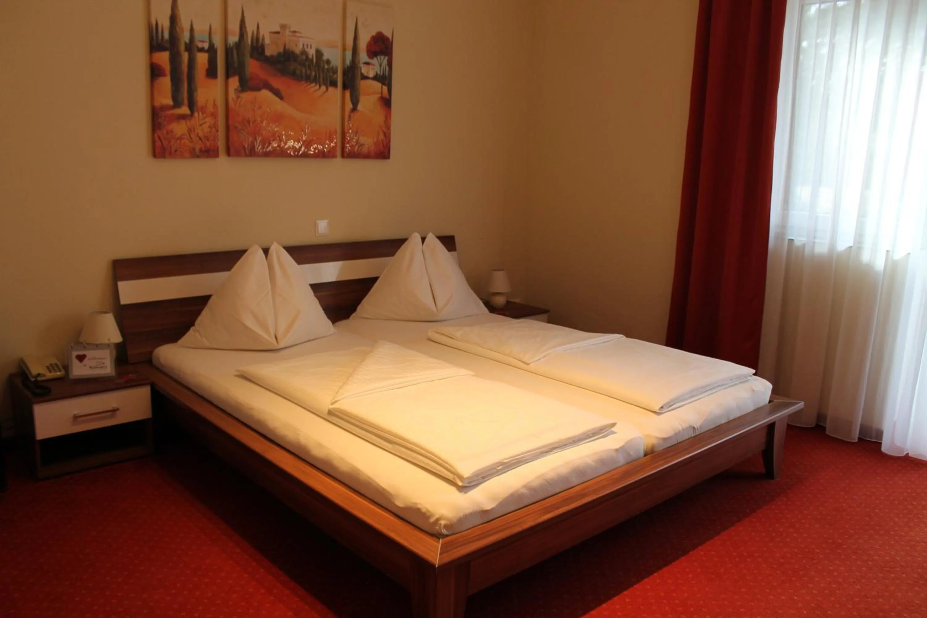 Photo of the whole room, Bed in Hotel Restaurant Schwartz