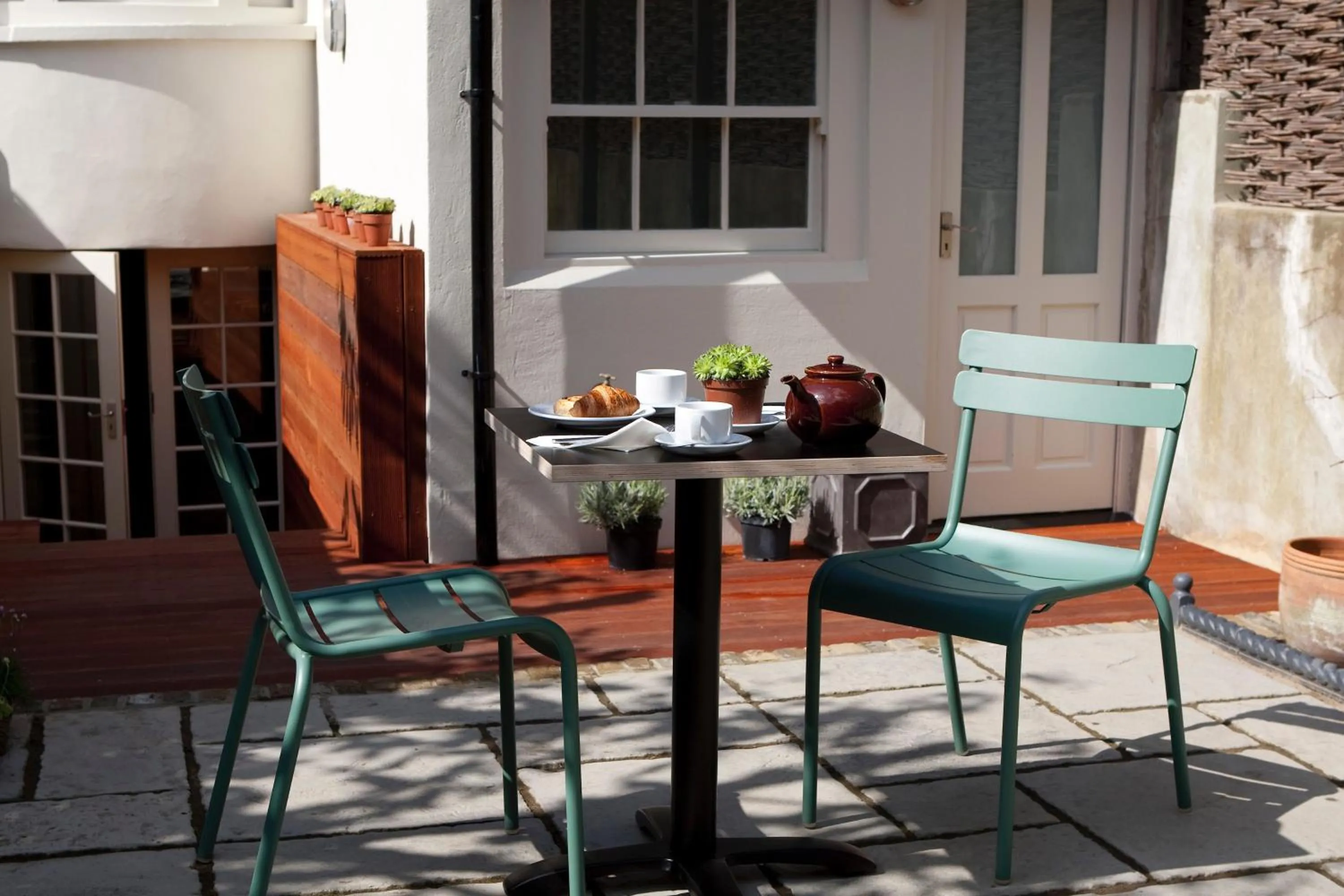 Property building in Kennington B & B