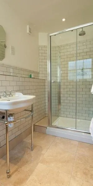 Bathroom in Kennington B & B