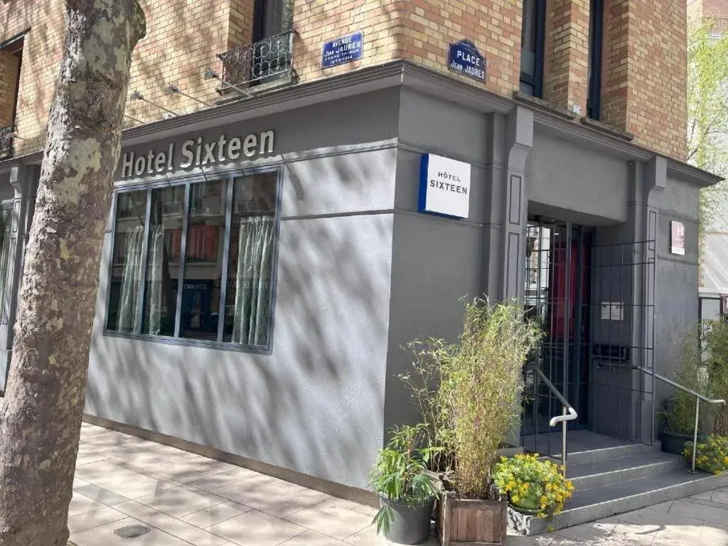 Property building in Hotel Sixteen Paris Montrouge Property building in Hotel Sixteen Paris Montrouge