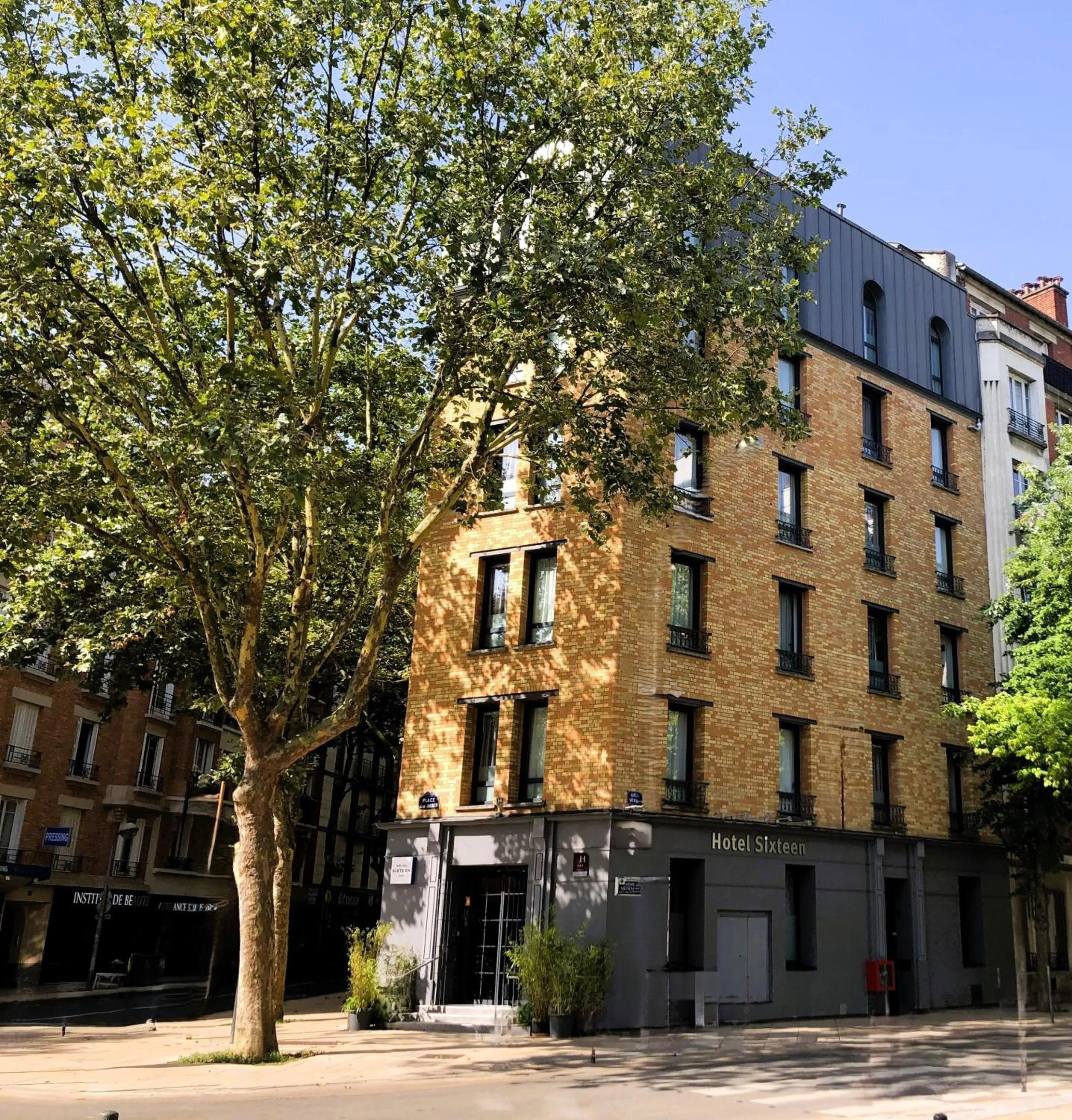 Location in Hotel Sixteen Paris Montrouge