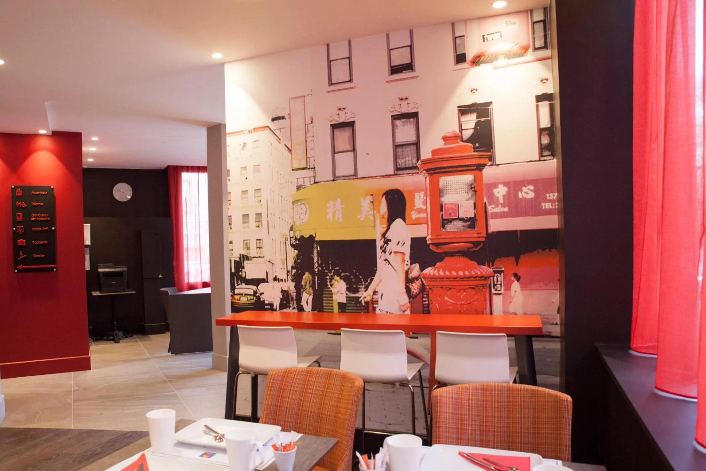 Lounge or bar in Hotel Sixteen Paris Montrouge