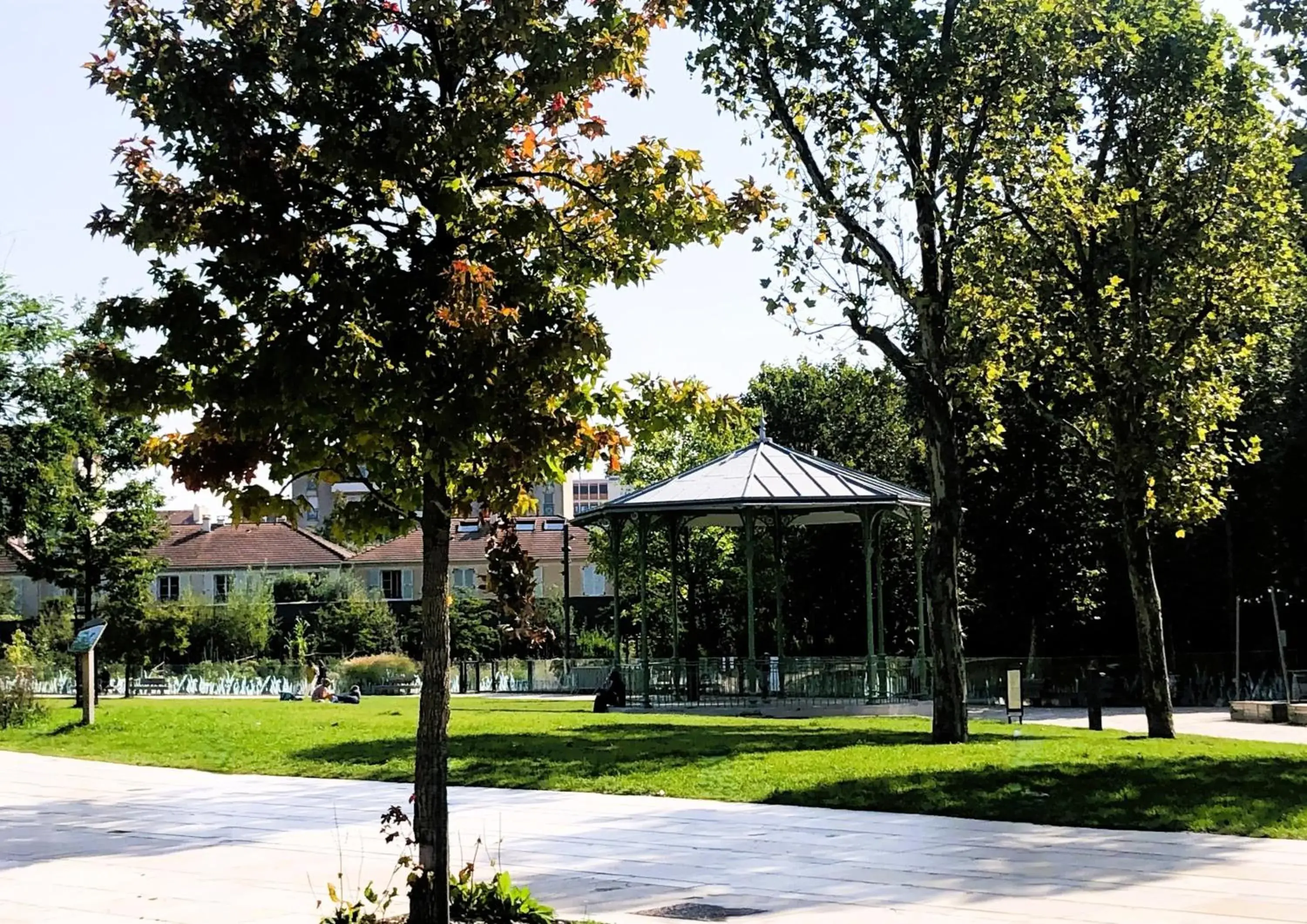 Property building in Hotel Sixteen Paris Montrouge Property building in Hotel Sixteen Paris Montrouge