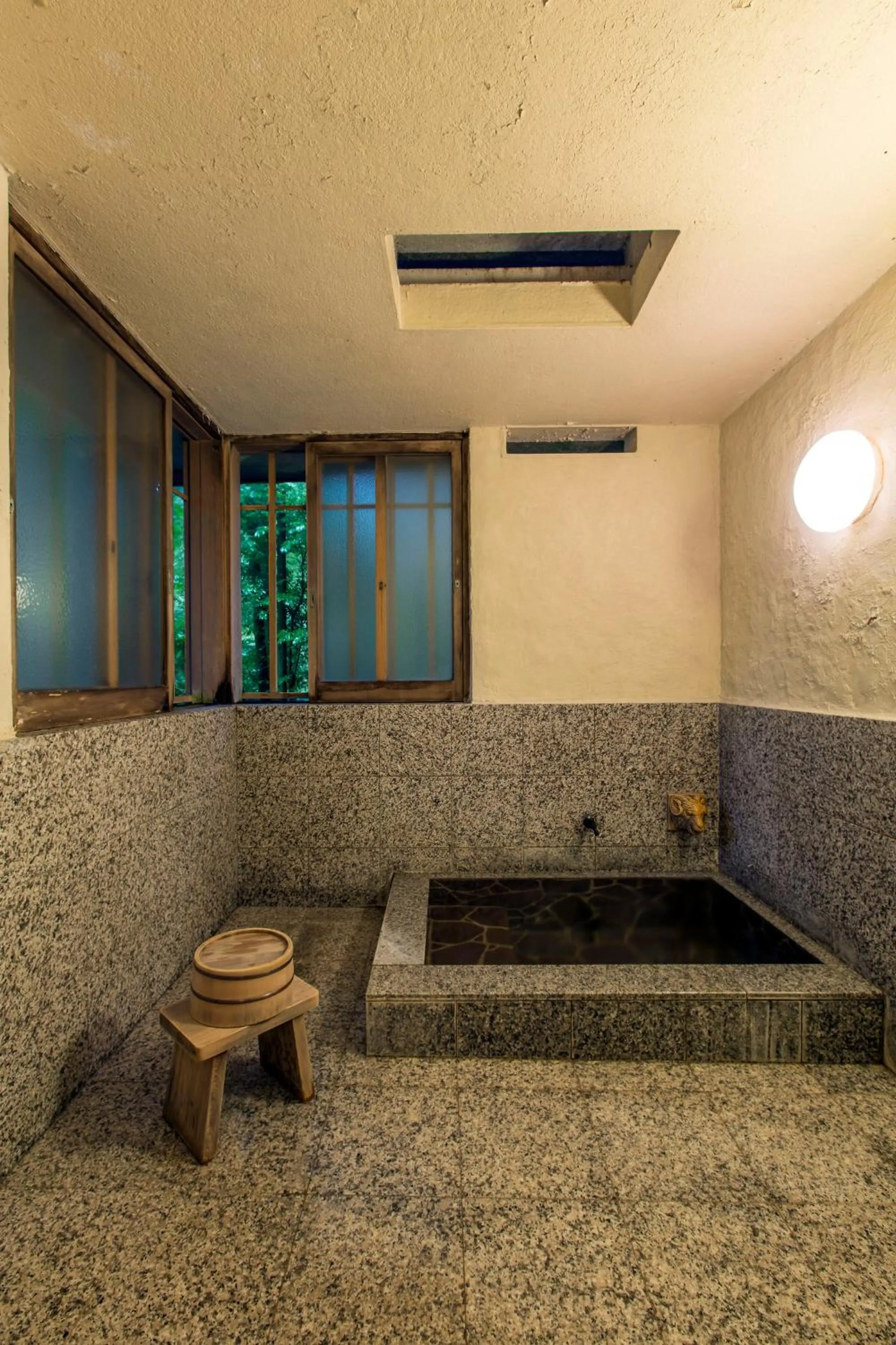 Photo of the whole room in Gora Kansuiro