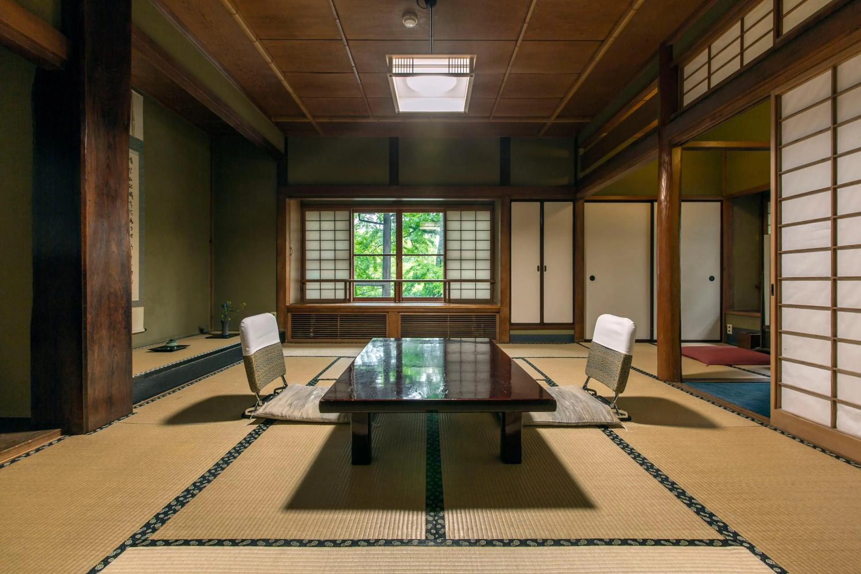 Photo of the whole room in Gora Kansuiro