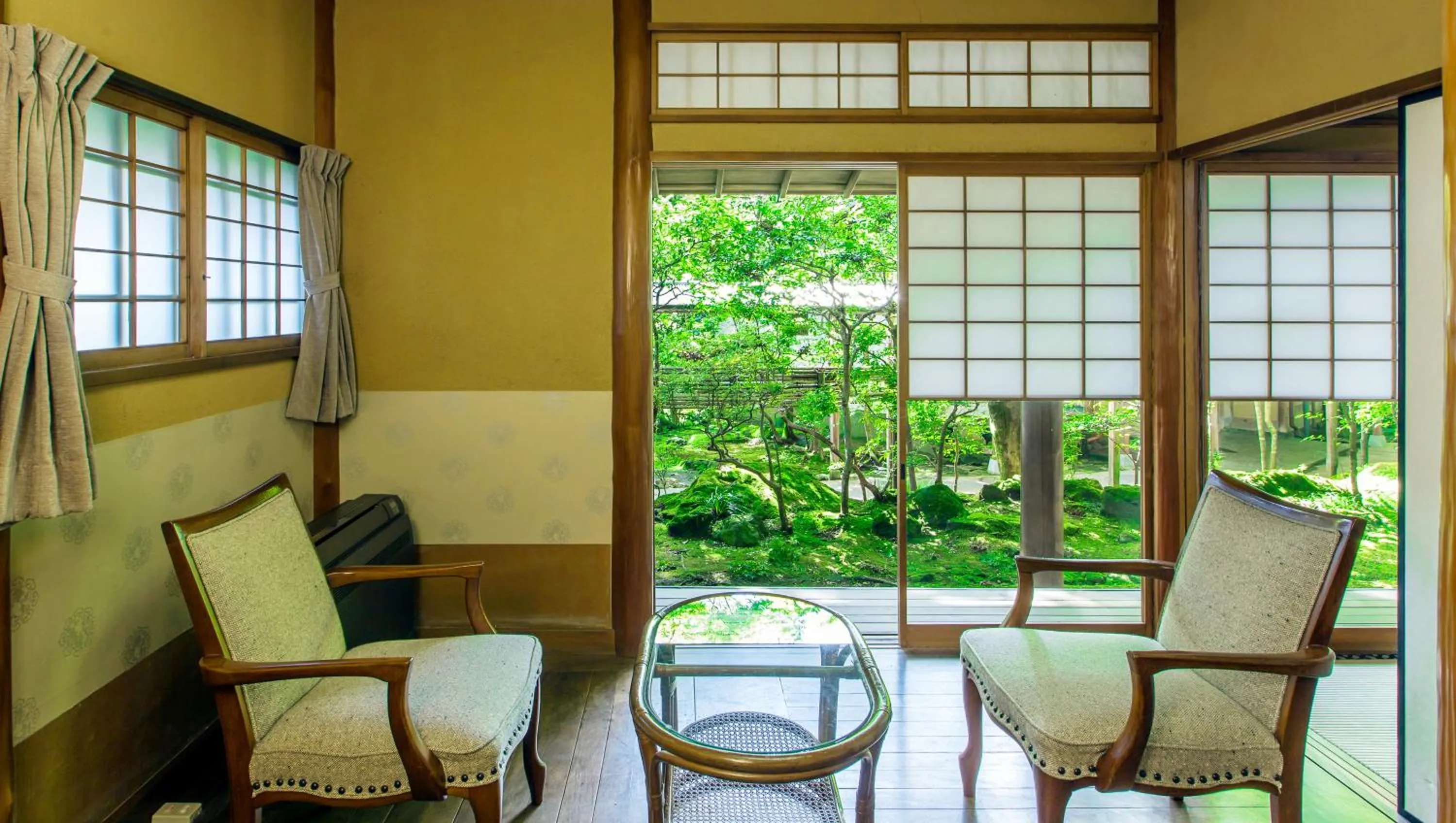 Photo of the whole room in Gora Kansuiro