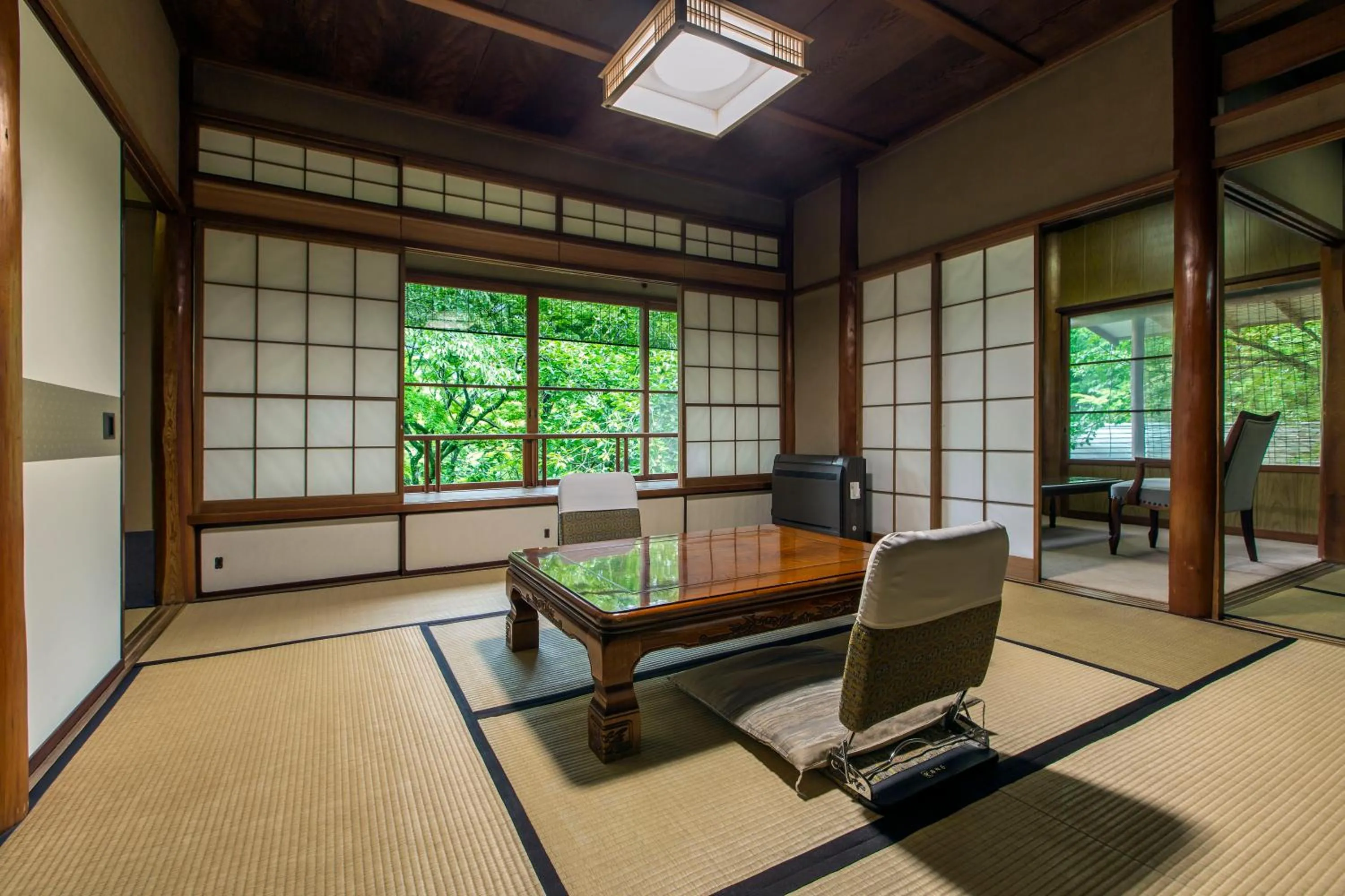 Photo of the whole room in Gora Kansuiro