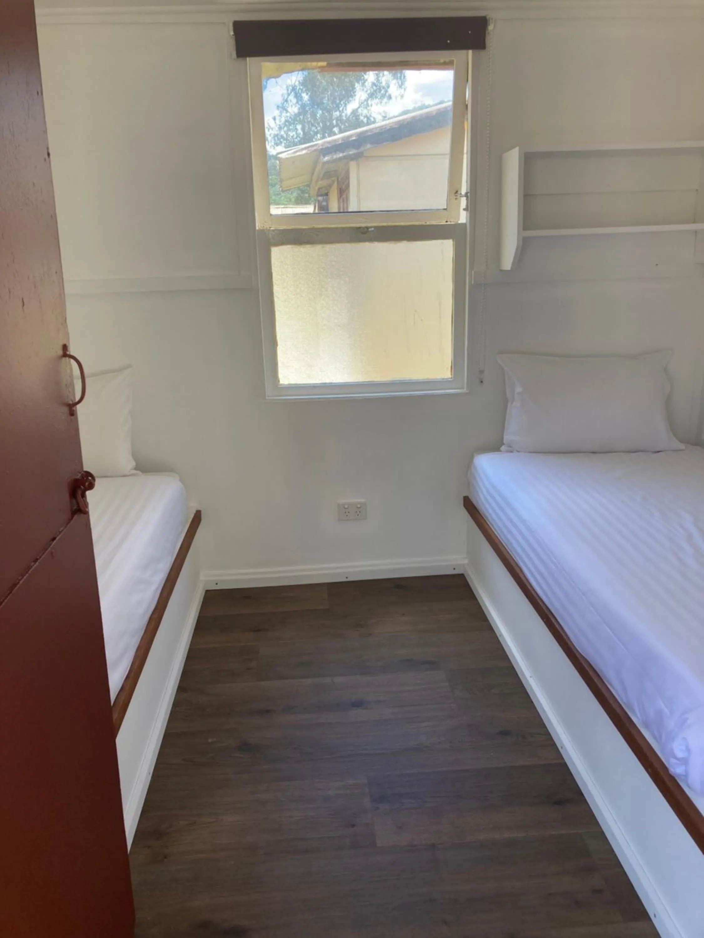 Photo of the whole room, Bed in Bright Cabin Park