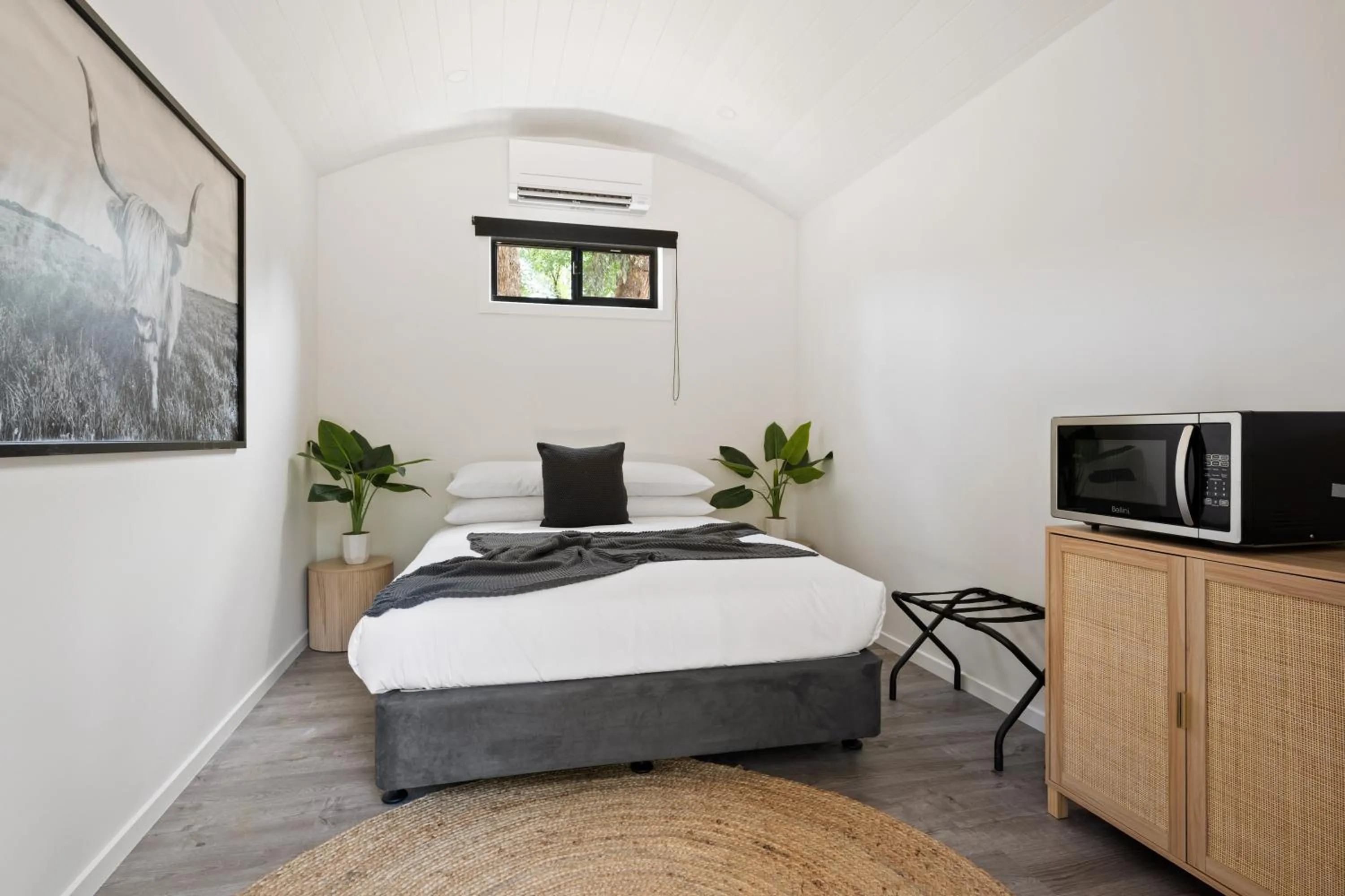 Photo of the whole room, Bed in Bright Cabin Park