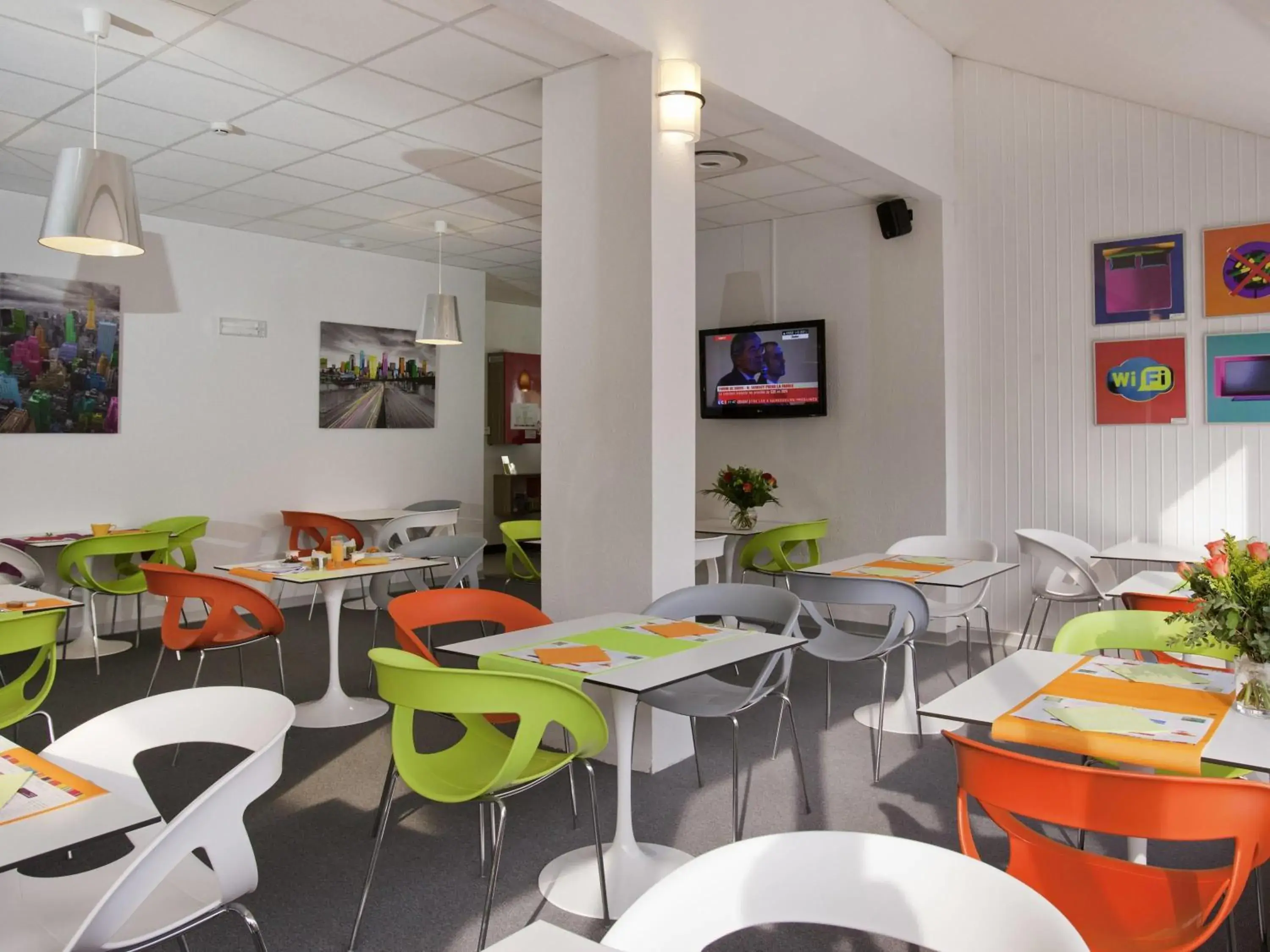 Lounge or bar in ibis Styles Grenoble Centre Gare Lounge or bar in ibis Styles Grenoble Centre Gare