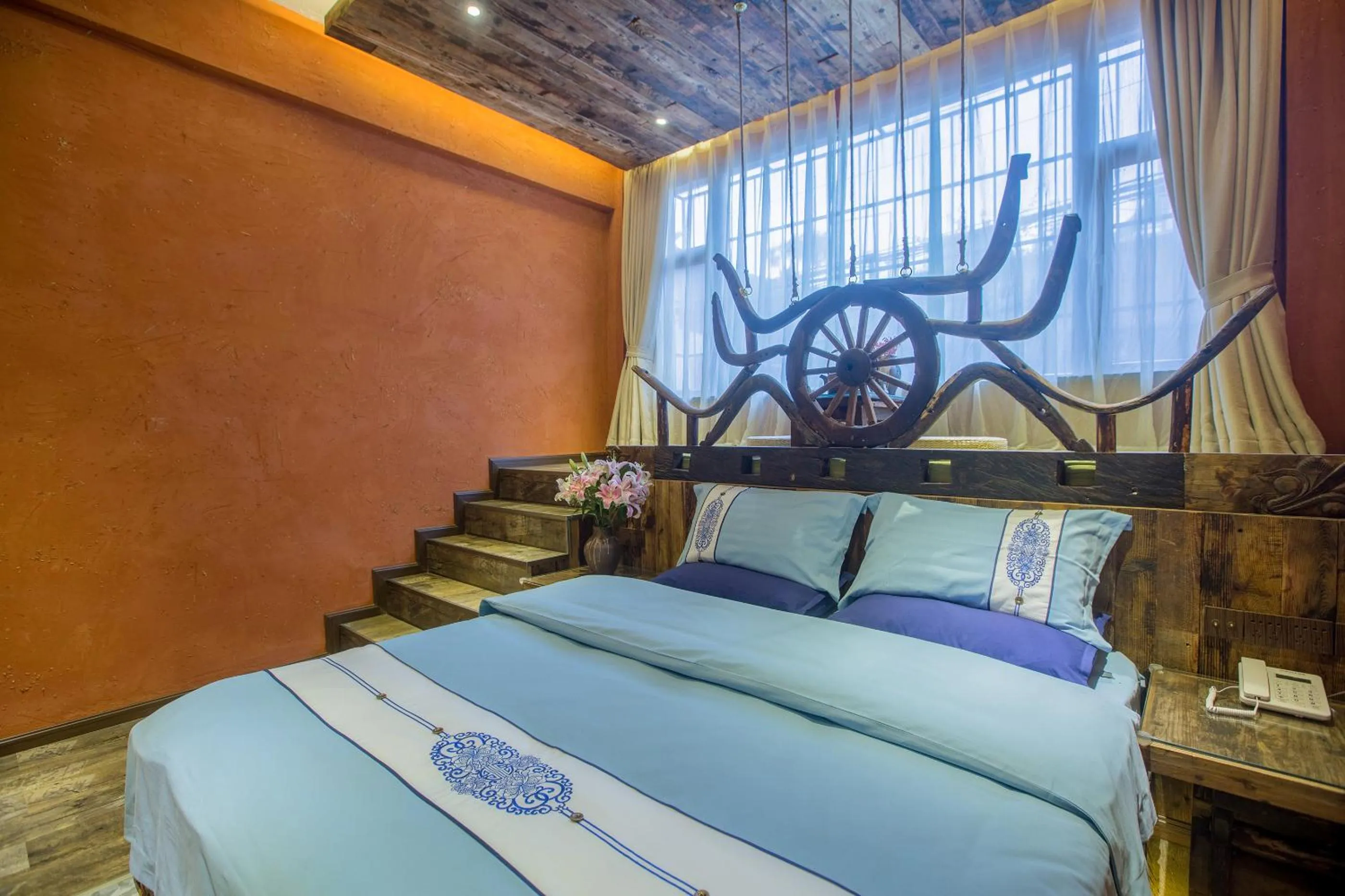 Photo of the whole room, Bed in Old Story Inn Lijiang Old Town