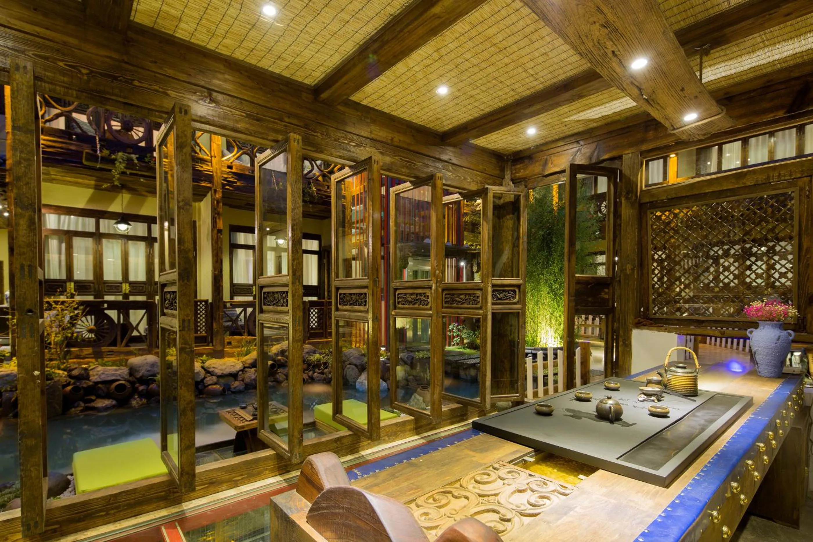 Communal lounge/ TV room in Old Story Inn Lijiang Old Town