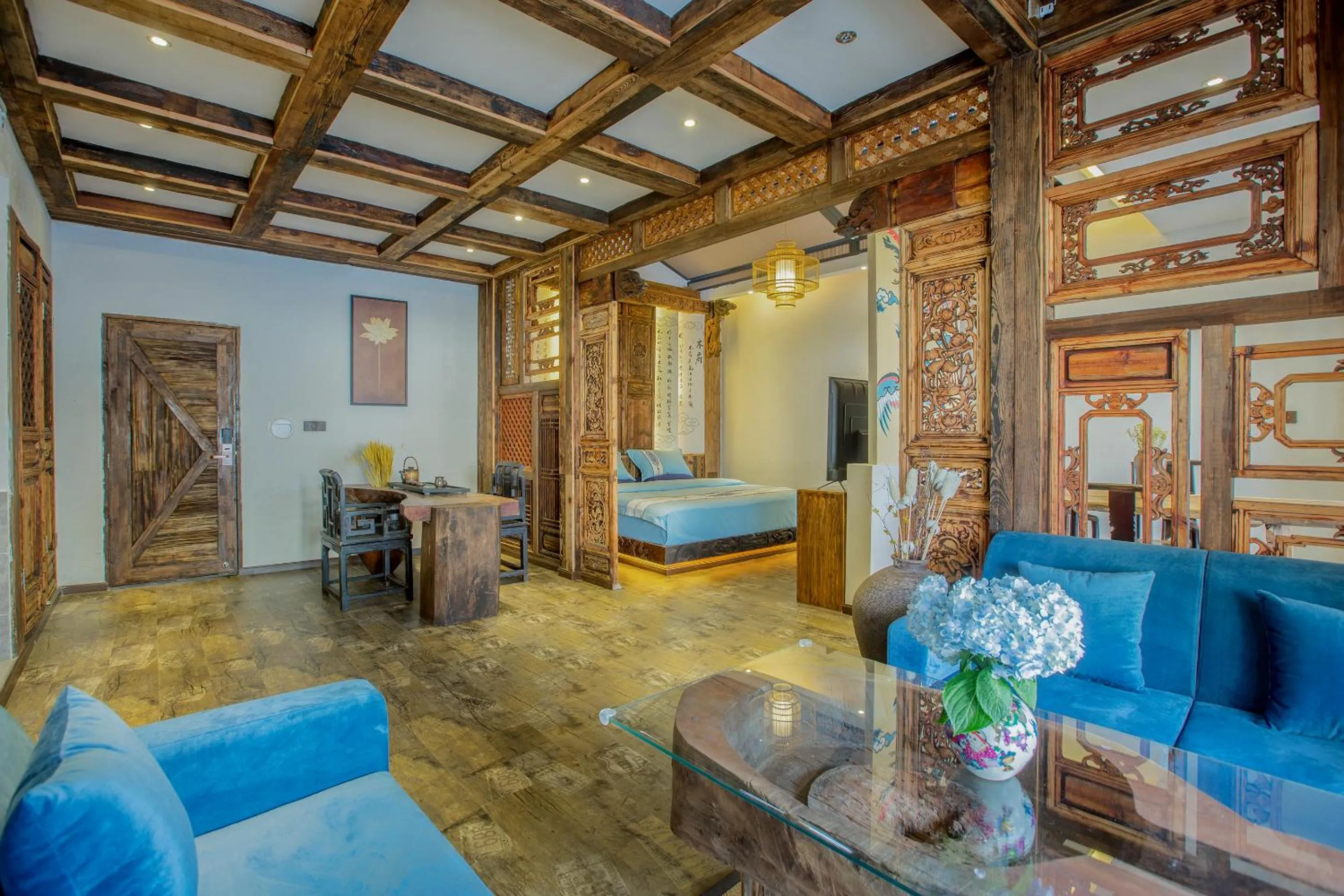 Living room, Bed in Old Story Inn Lijiang Old Town