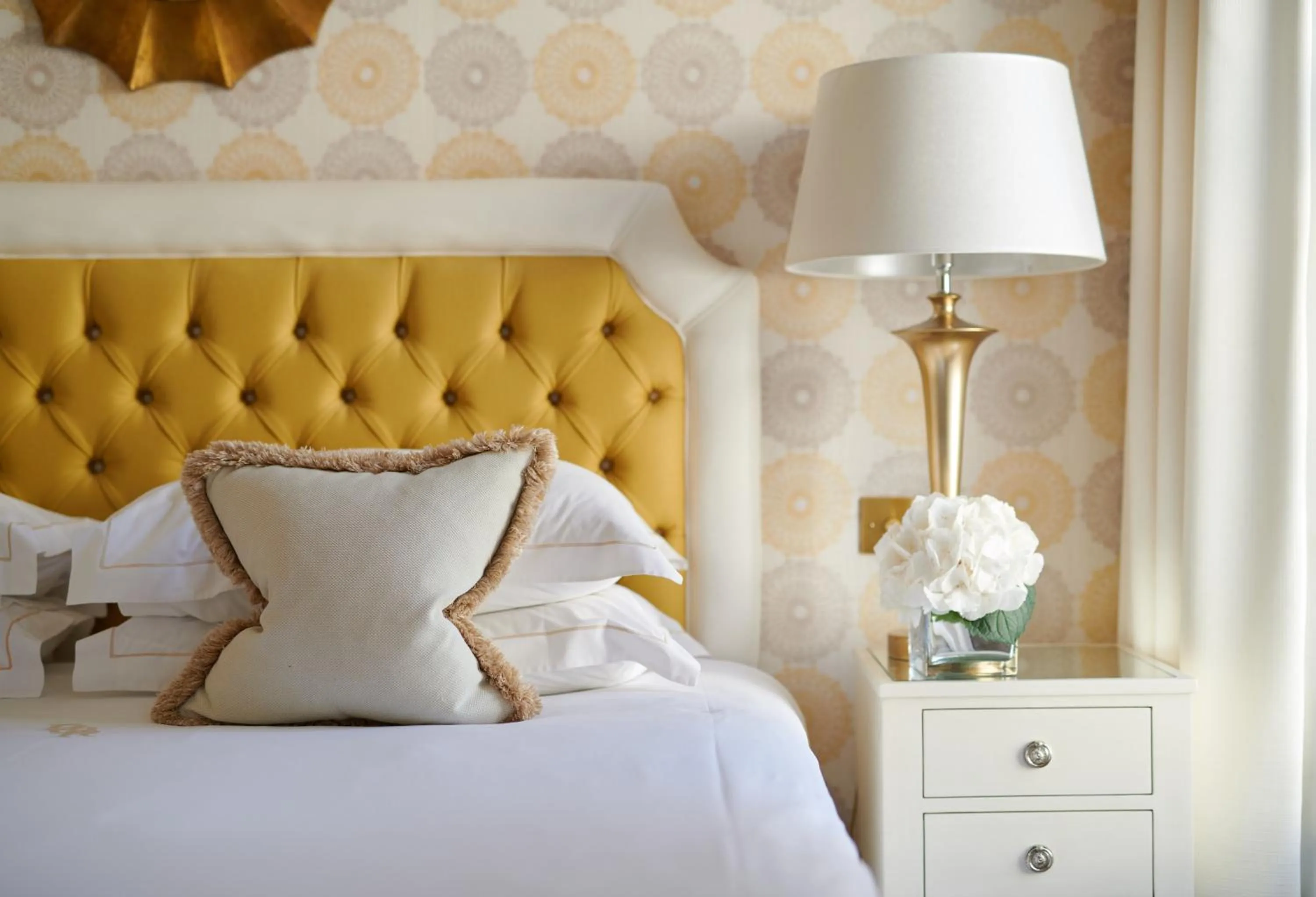 Photo of the whole room, Bed in Duke Of Richmond Hotel