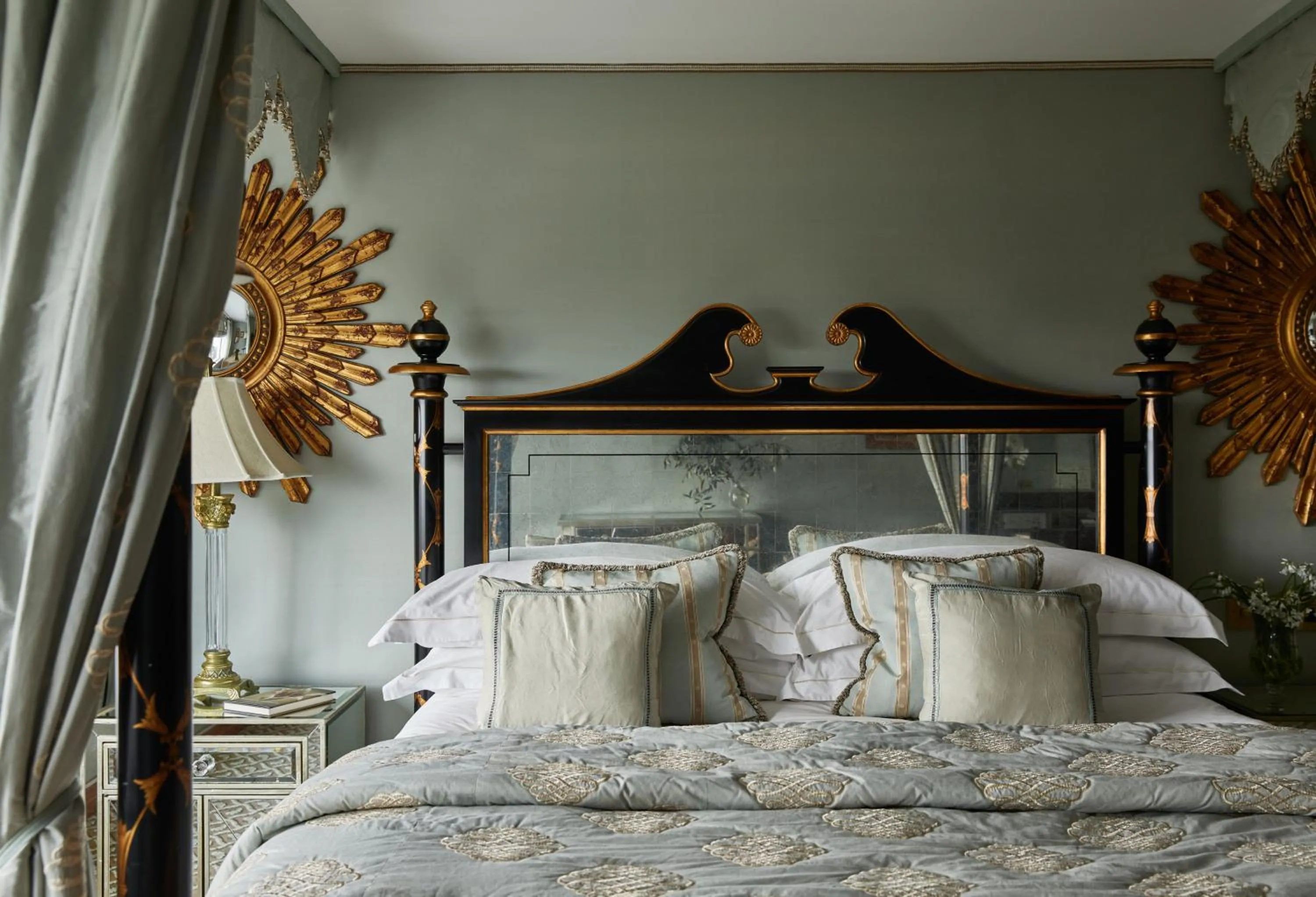 Photo of the whole room, Bed in Duke Of Richmond Hotel