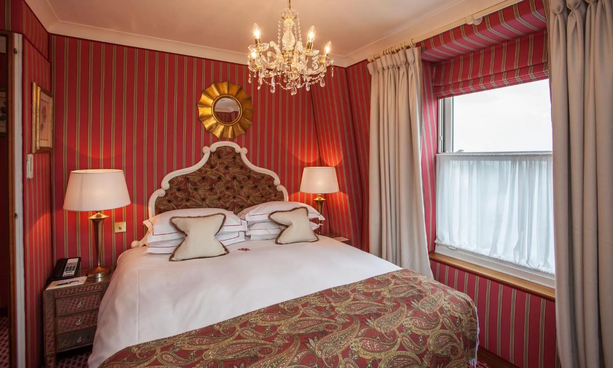 Photo of the whole room, Bed in Duke Of Richmond Hotel