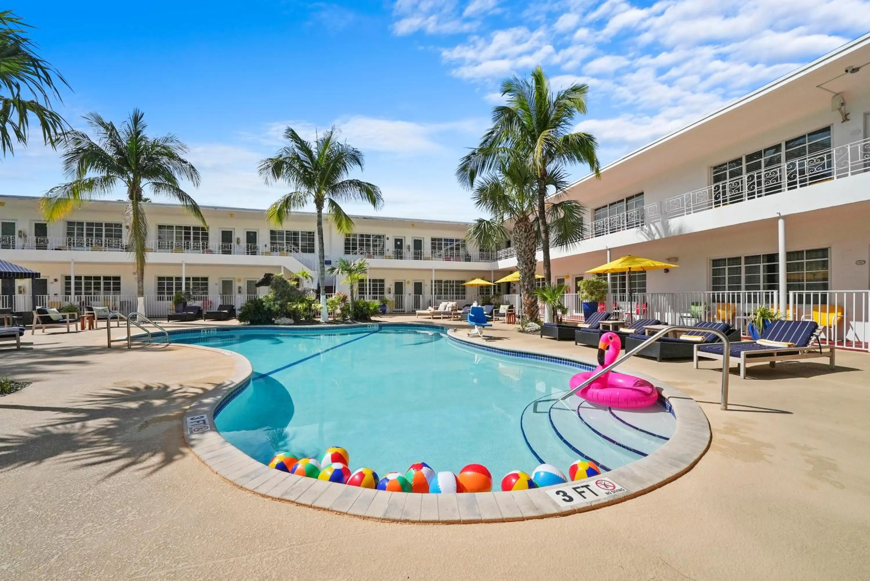 Swimming pool in Tradewinds Apartment Hotel Miami Beach