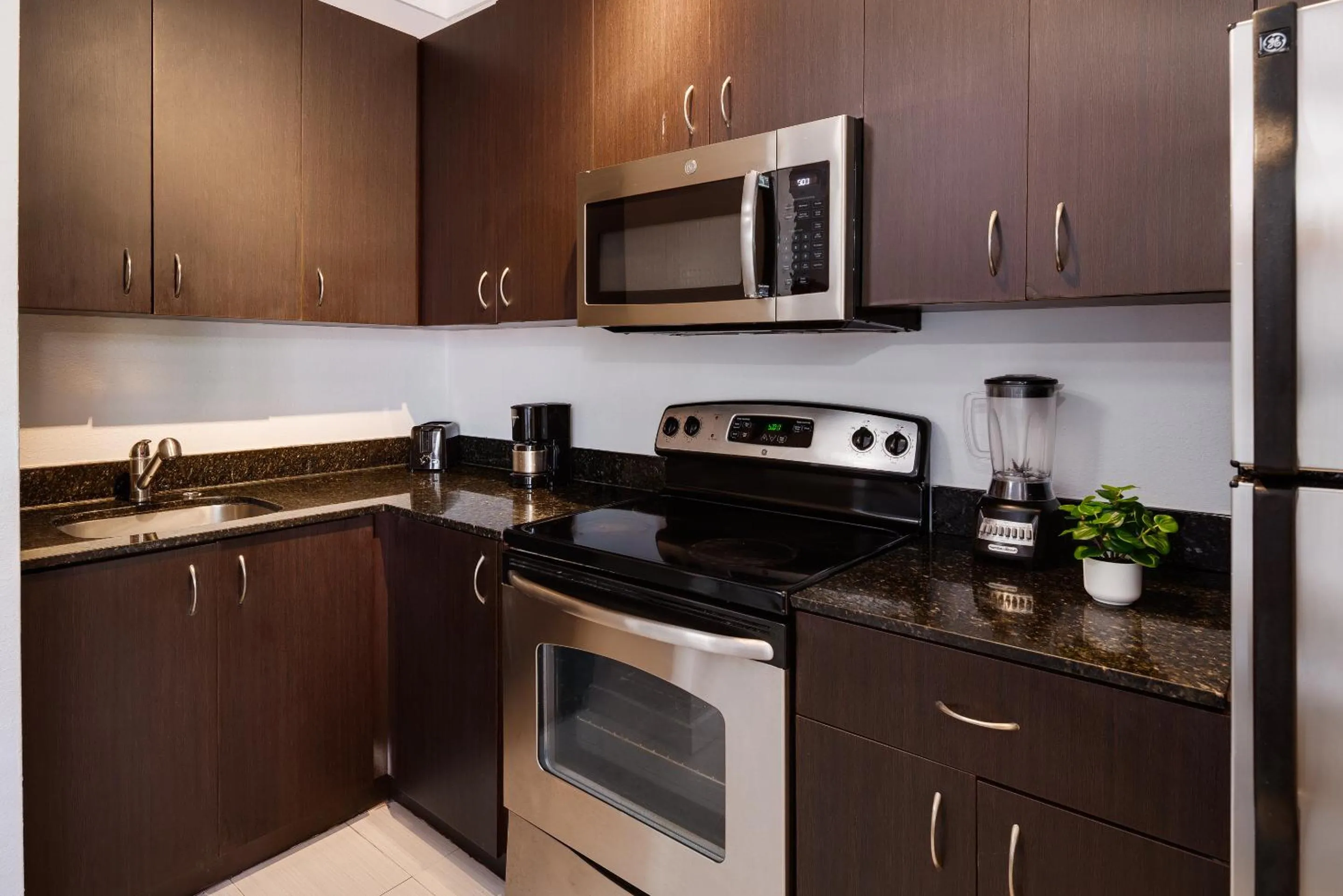 Kitchen or kitchenette in Tradewinds Apartment Hotel Miami Beach