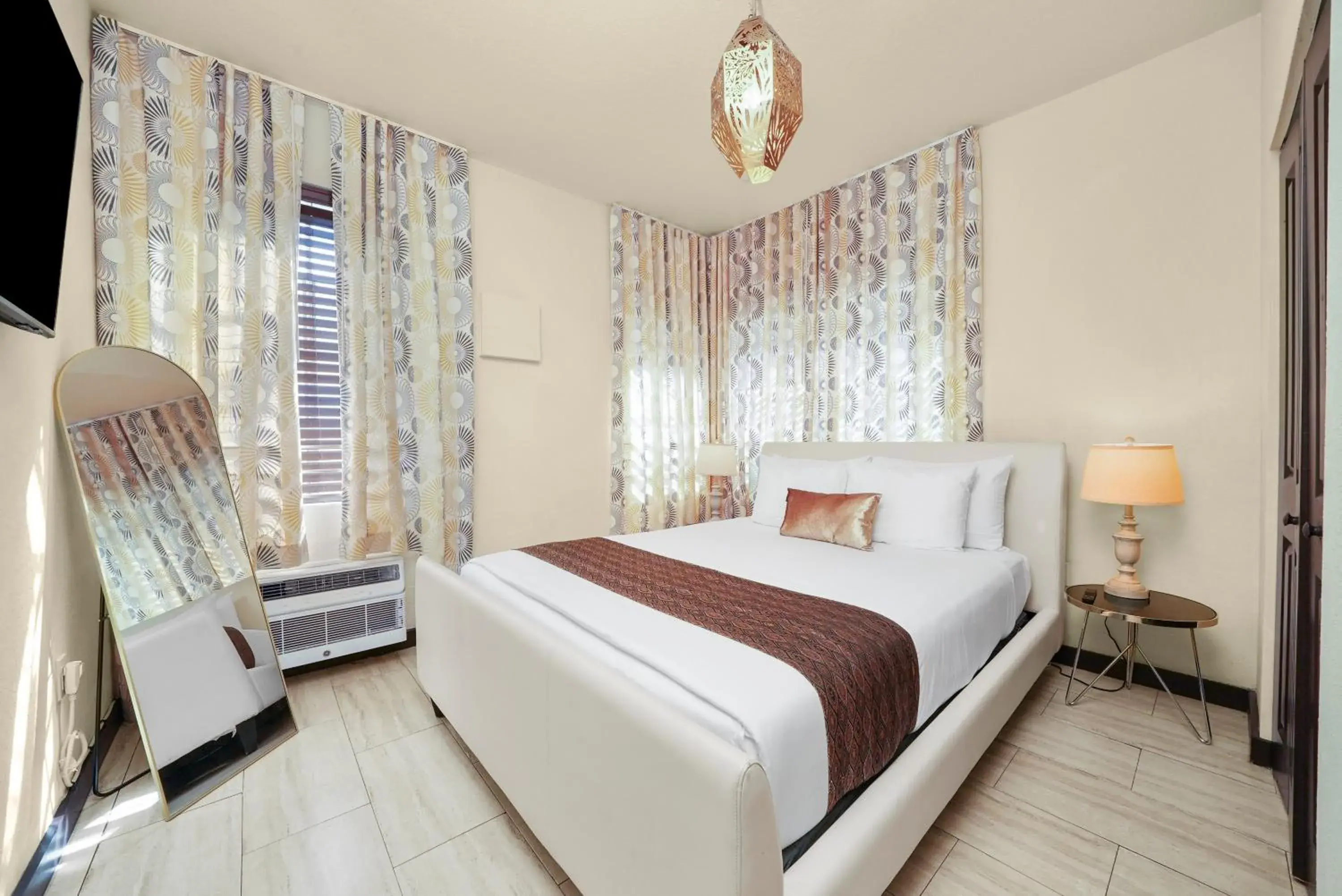 Bedroom, Bed in Tradewinds Apartment Hotel Miami Beach Bedroom, Bed in Tradewinds Apartment Hotel Miami Beach