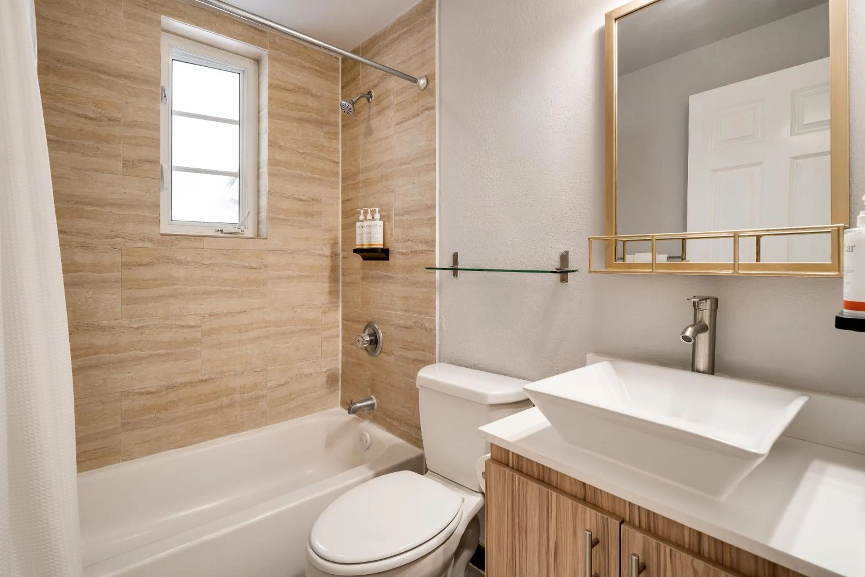 Shower in Tradewinds Apartment Hotel Miami Beach