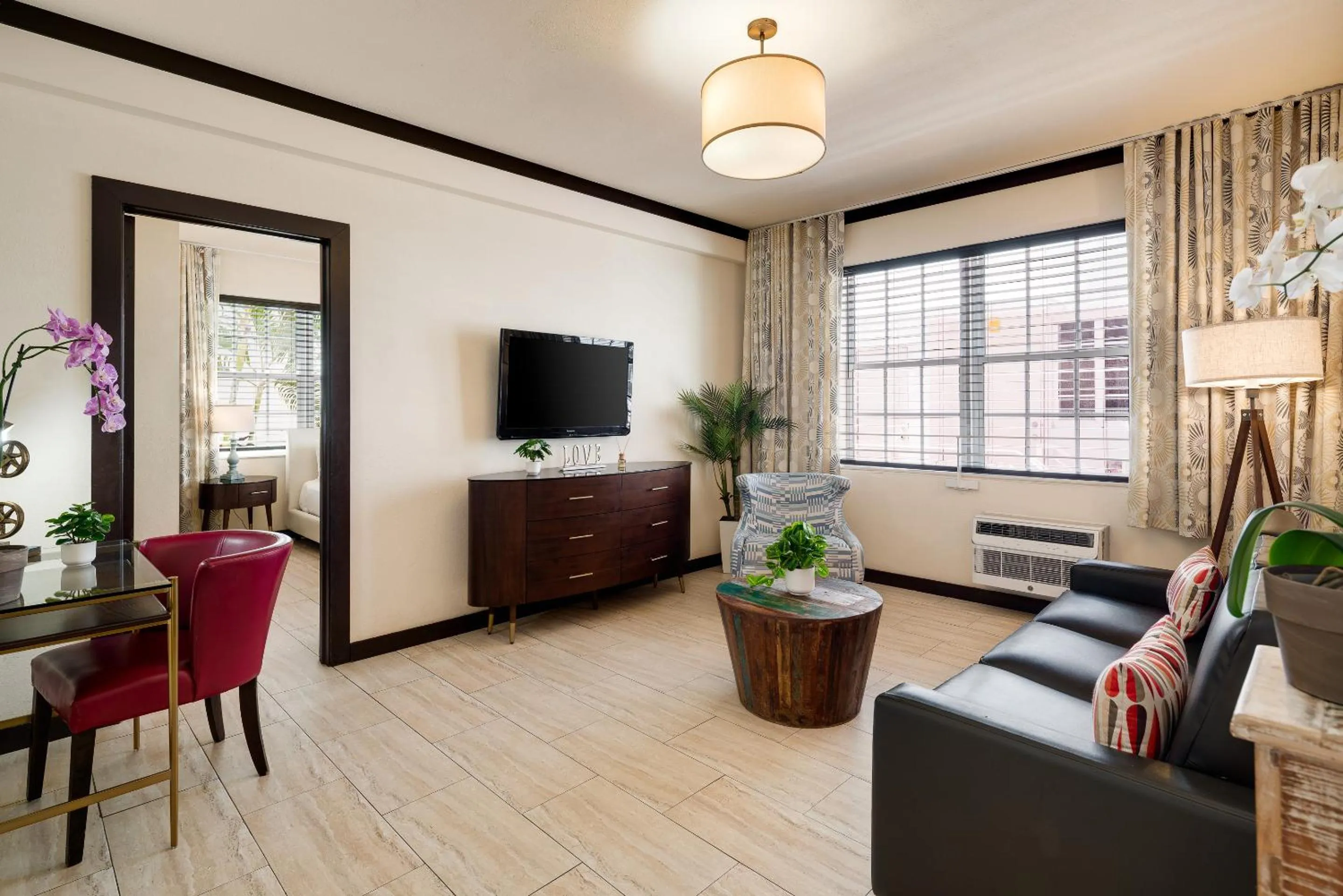 TV and multimedia in Tradewinds Apartment Hotel Miami Beach