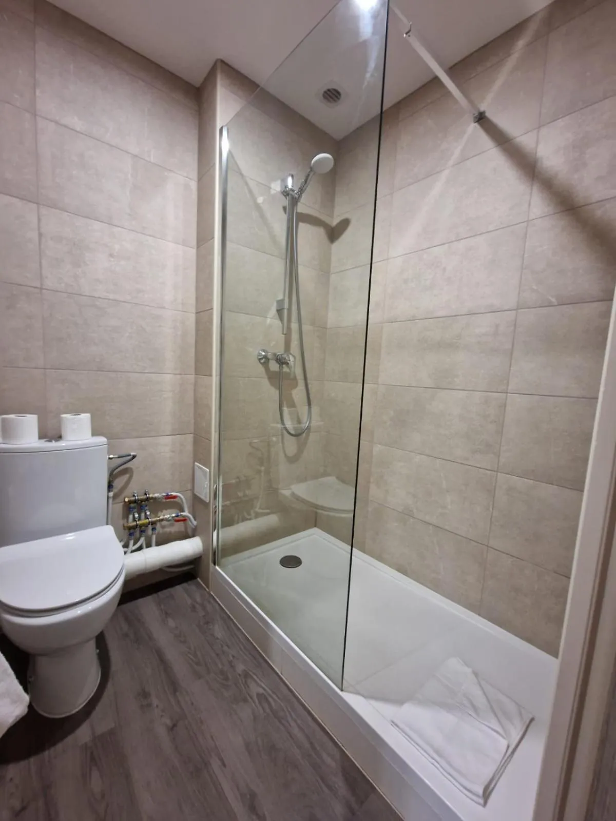 Shower in Hôtel D'Anjou