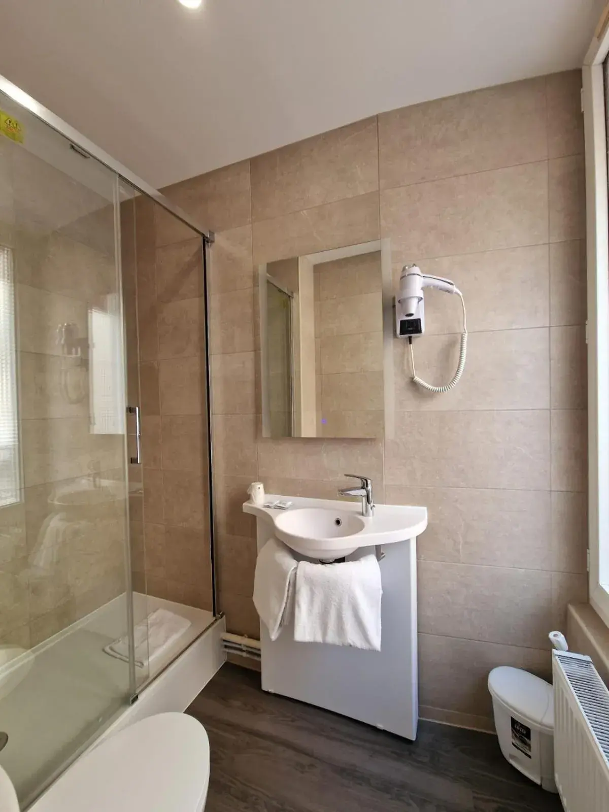 Shower in Hôtel D'Anjou Shower in Hôtel D'Anjou