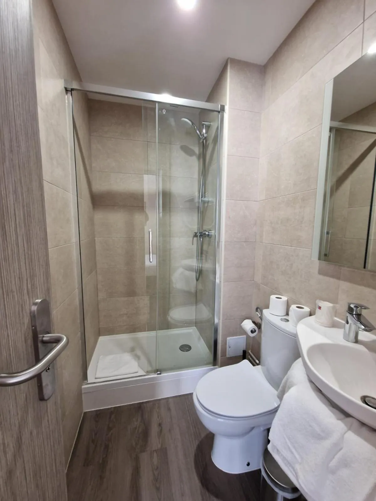 Shower in Hôtel D'Anjou