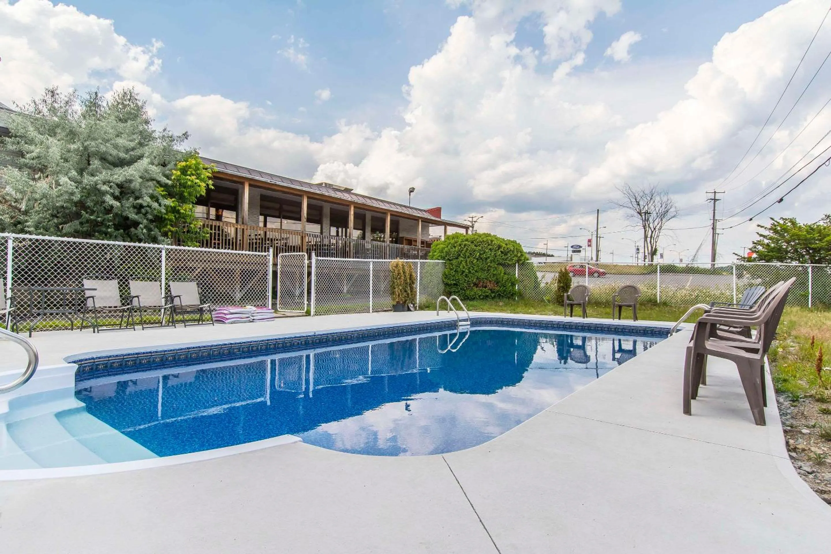 Swimming pool in Quality Hotel & Suites