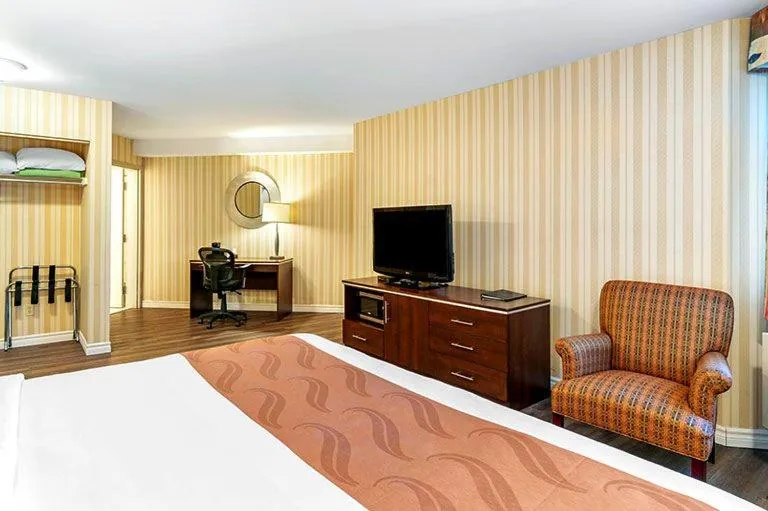 Bed in Quality Hotel & Suites