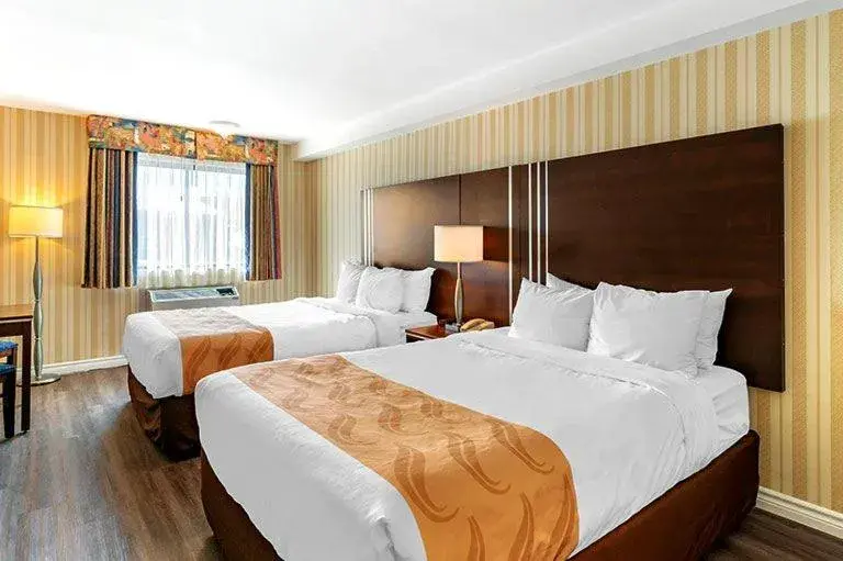 Bed in Quality Hotel & Suites Bed in Quality Hotel & Suites