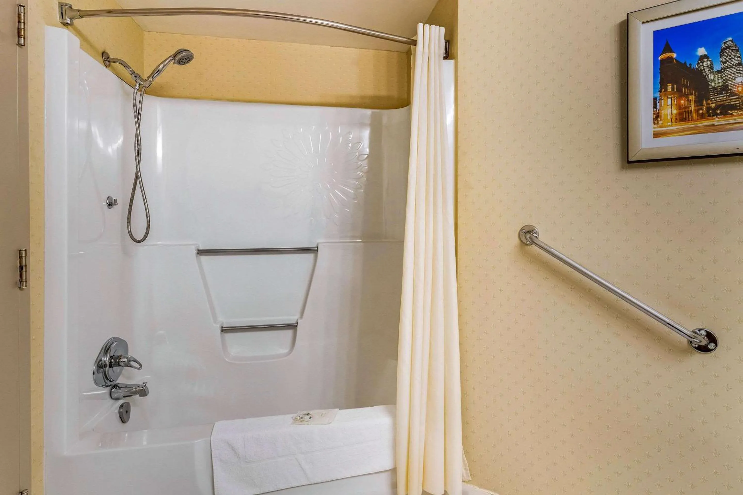 Bedroom in Quality Hotel & Suites