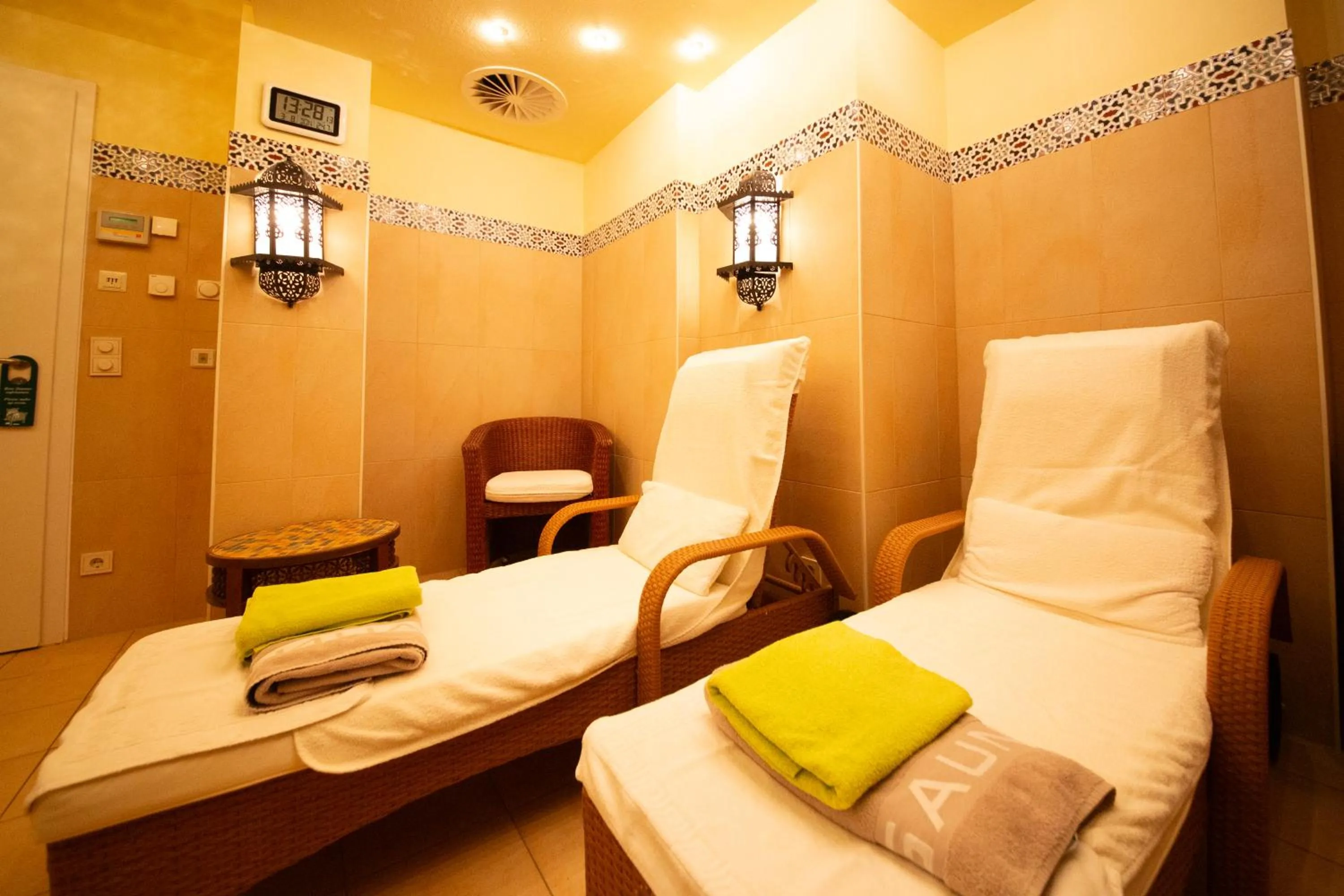 Sauna, Bed in Hotel Germania