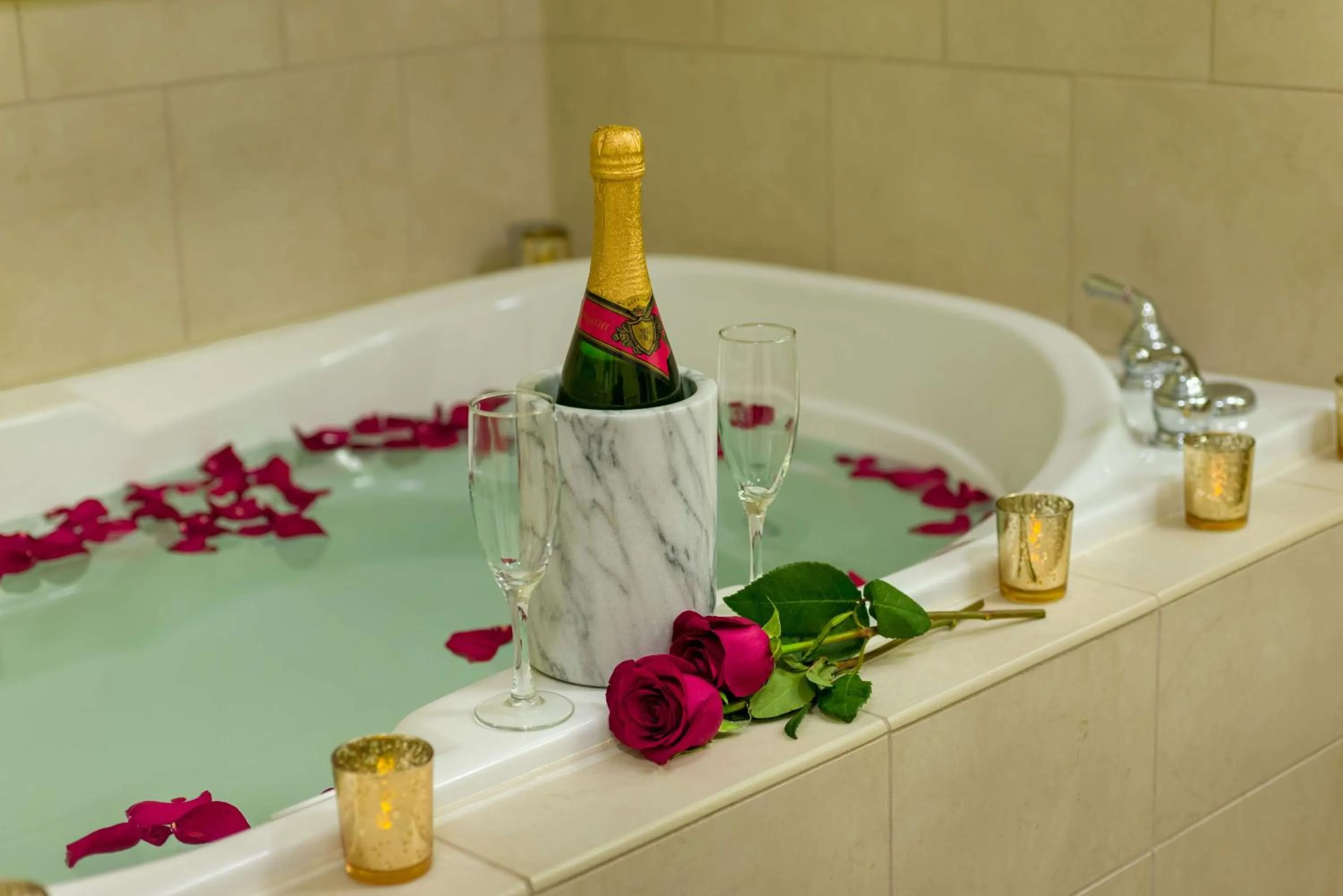 Bathroom in Hilton Garden Inn Cleveland East / Mayfield Village