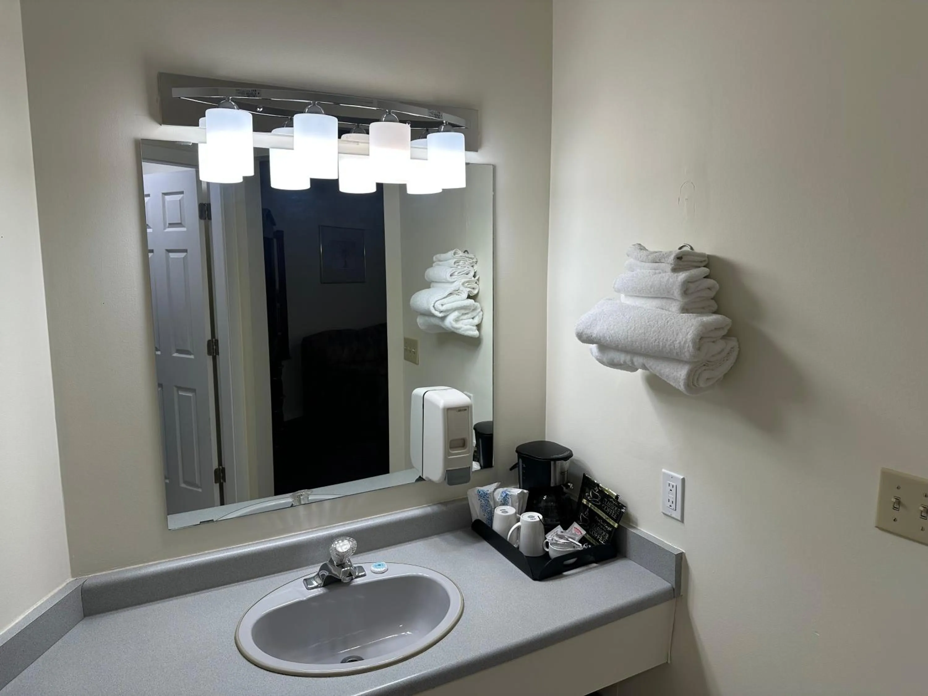 Bathroom in Kings Motor Inn