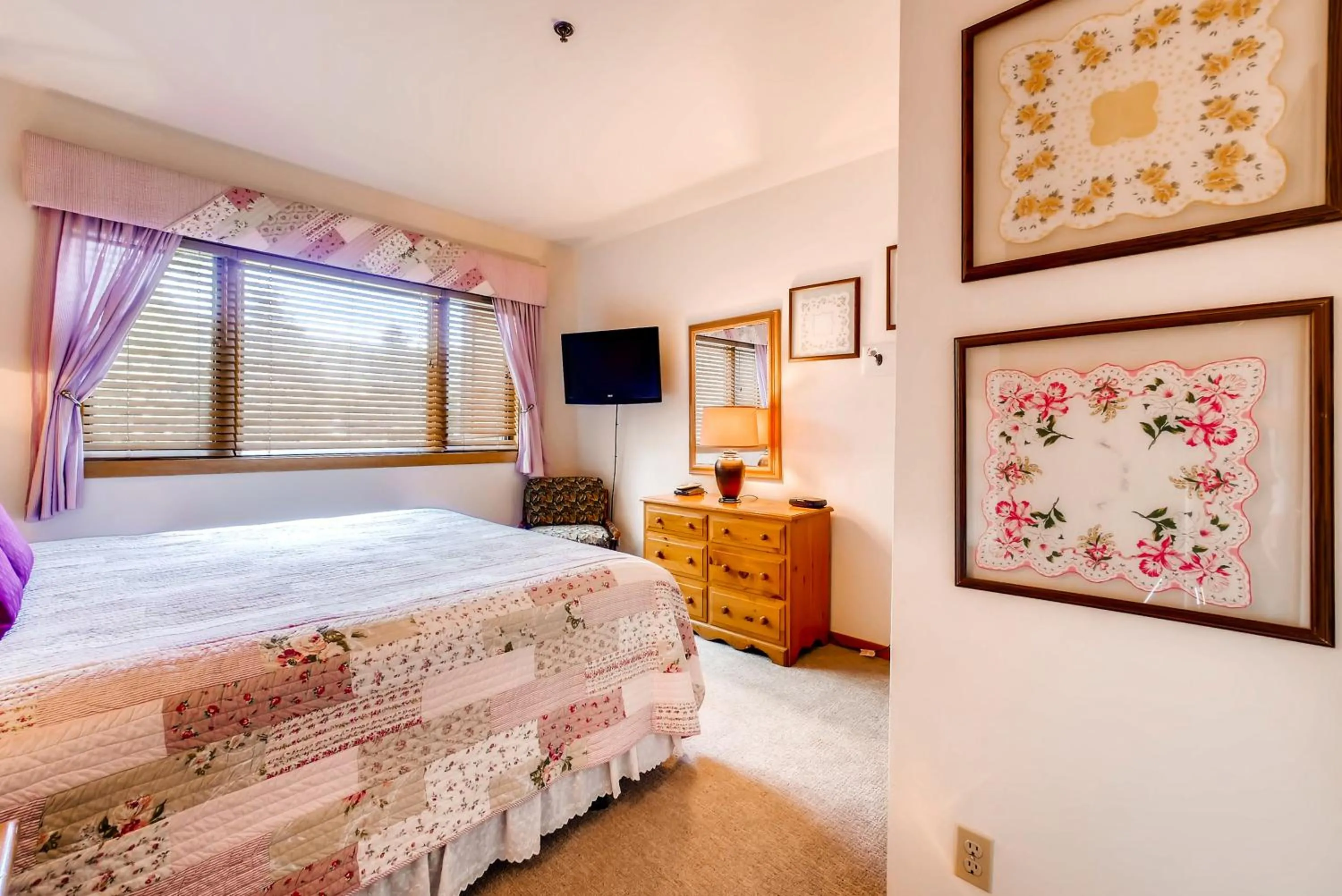 TV and multimedia, Bed in Snow Flower Condos