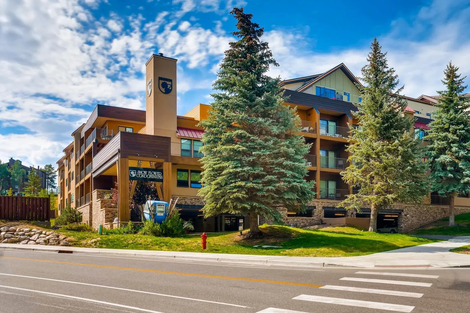 Facade/entrance in Snow Flower Condos