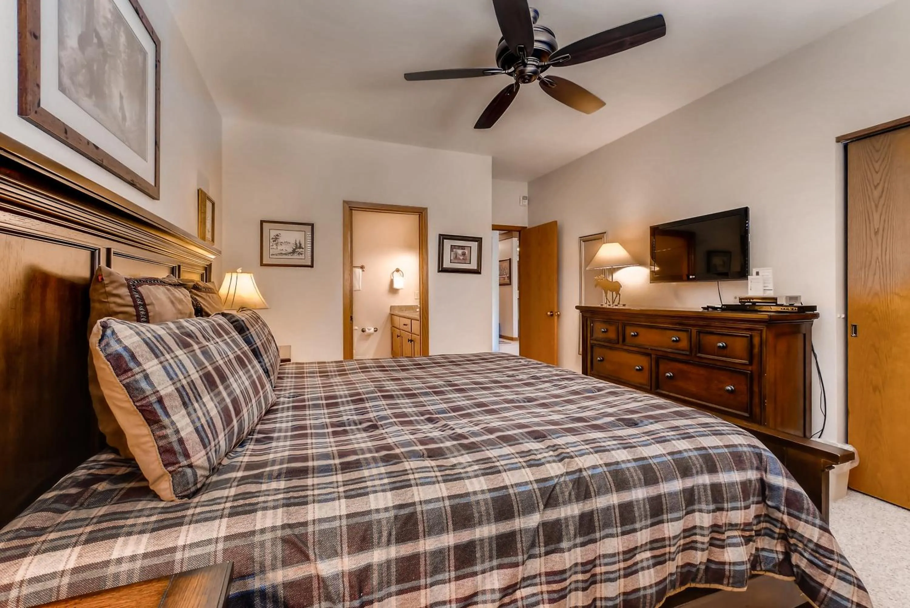 Bedroom, Bed in Snow Flower Condos