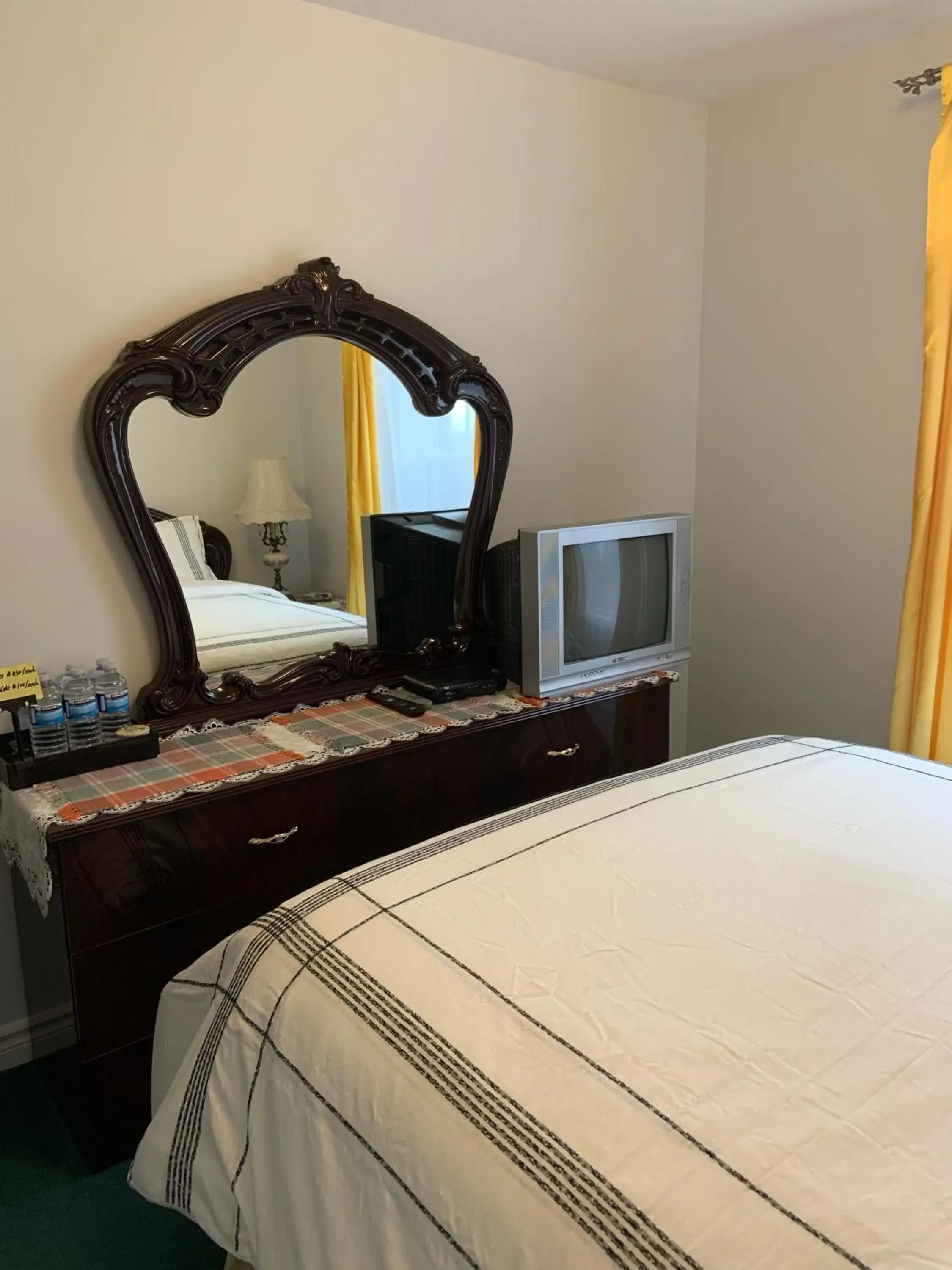 People, Bed in Susan's Villa People, Bed in Susan's Villa