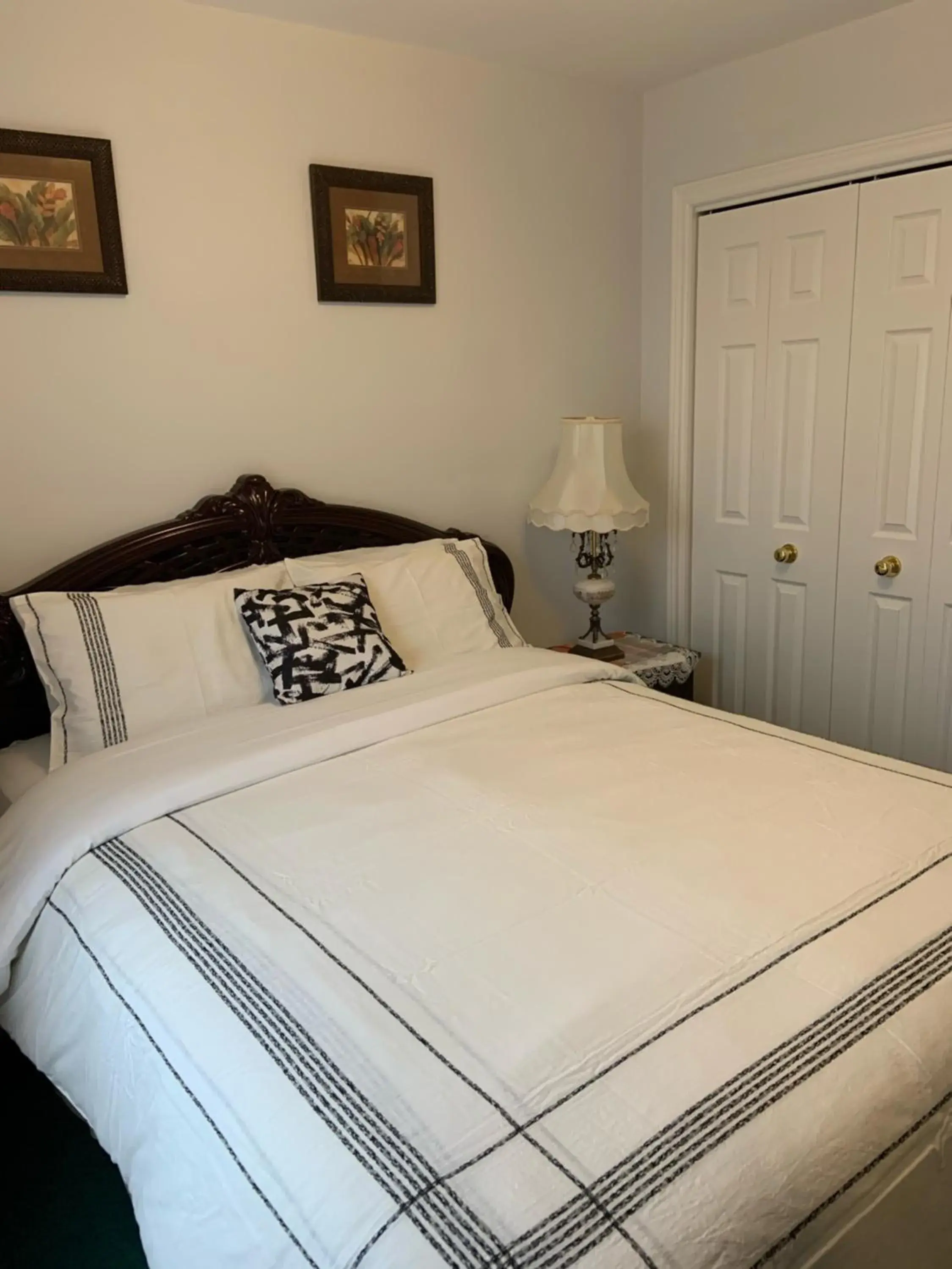 People, Bed in Susan's Villa People, Bed in Susan's Villa