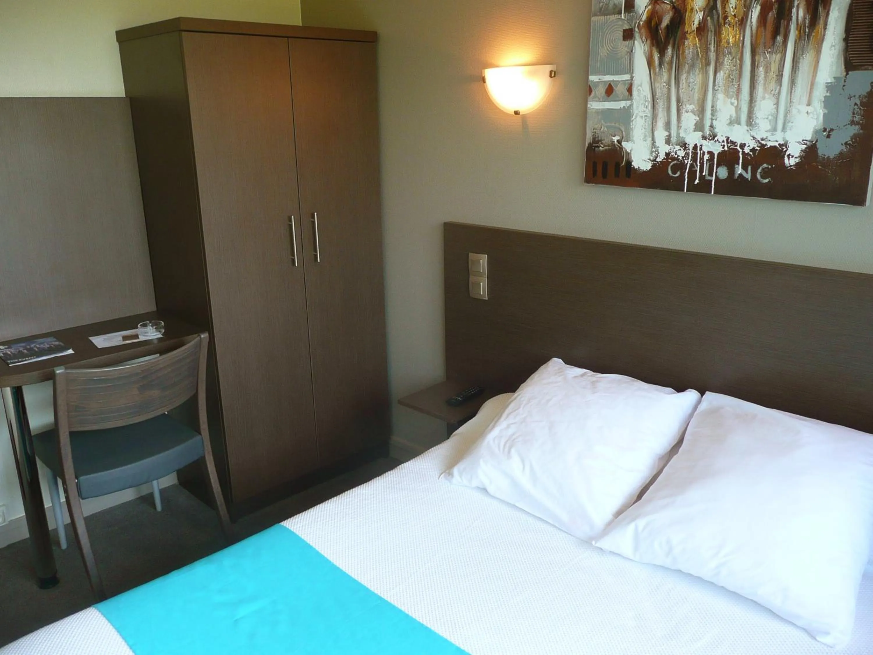 Bedroom, Bed in Hotel Victor Hugo