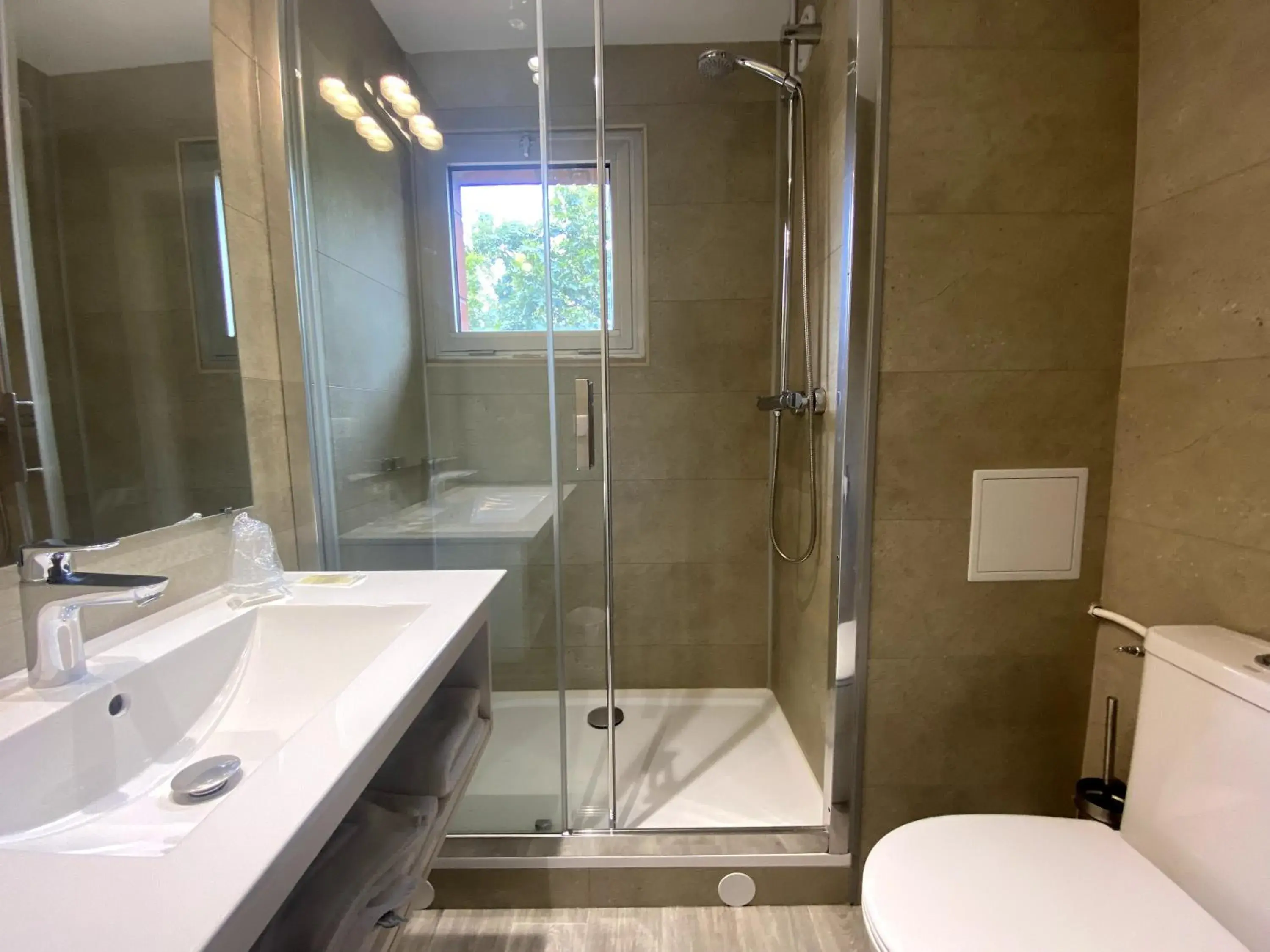 Bathroom in Hotel Victor Hugo Bathroom in Hotel Victor Hugo