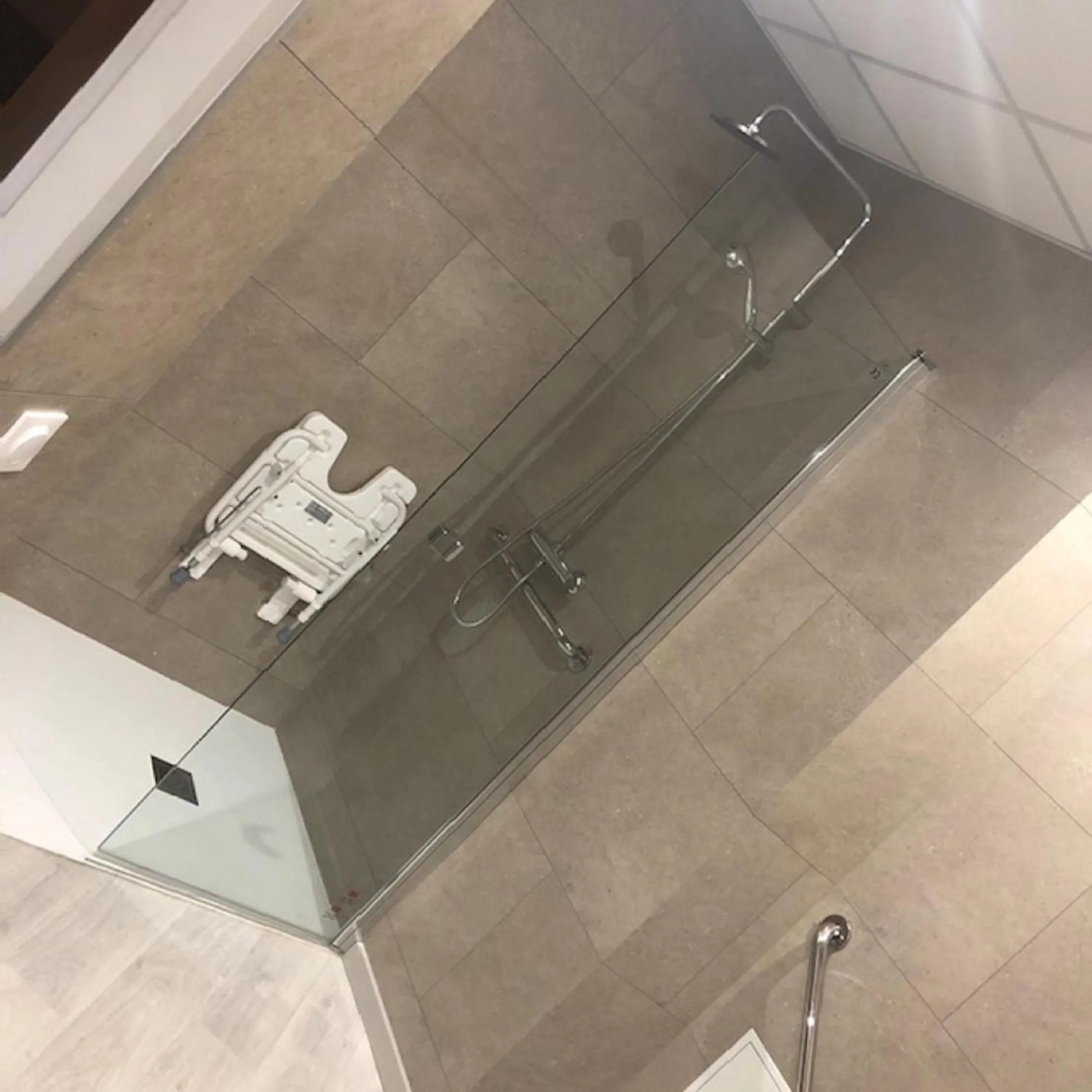 Shower in Hotel Victor Hugo