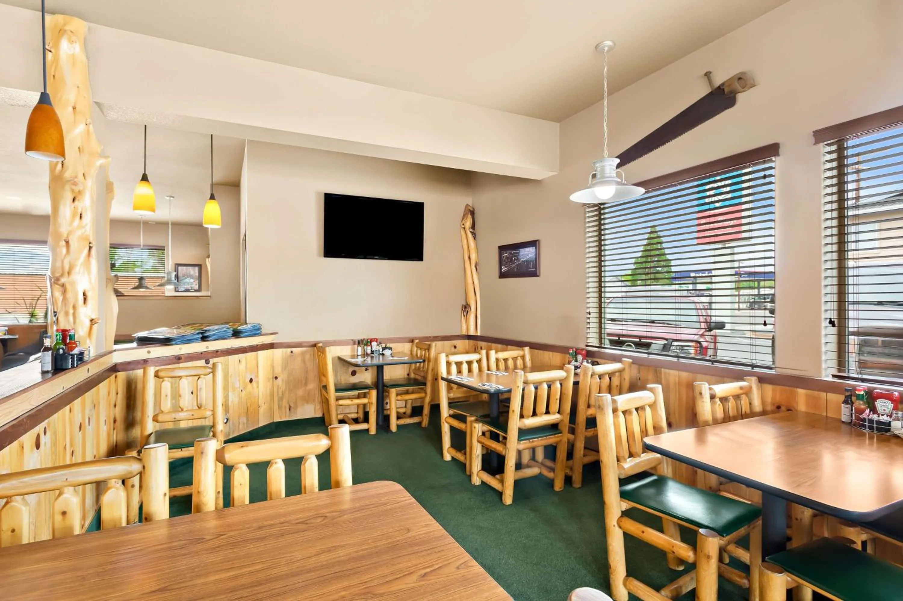 Restaurant/places to eat in SureStay Plus Hotel by Best Western Susanville