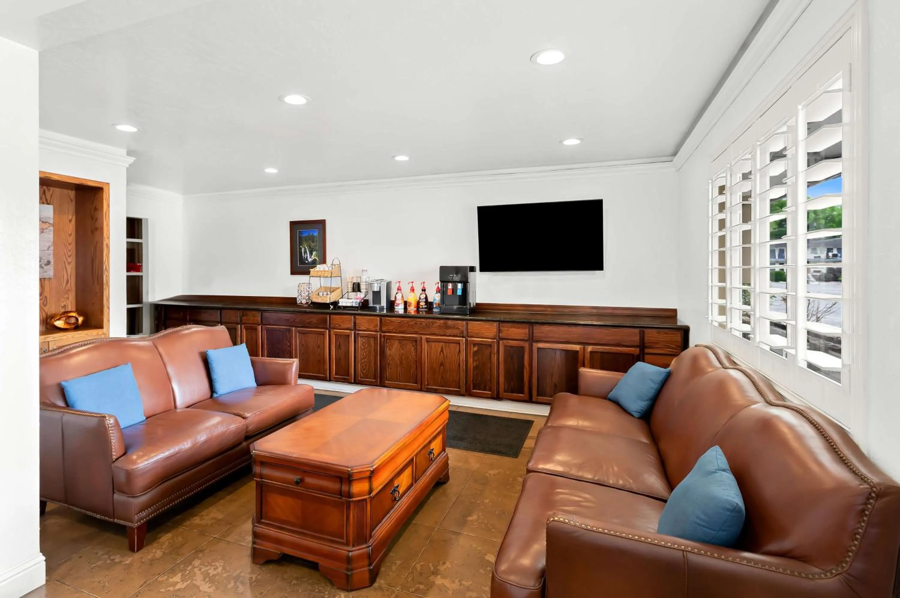 Breakfast in SureStay Plus Hotel by Best Western Susanville